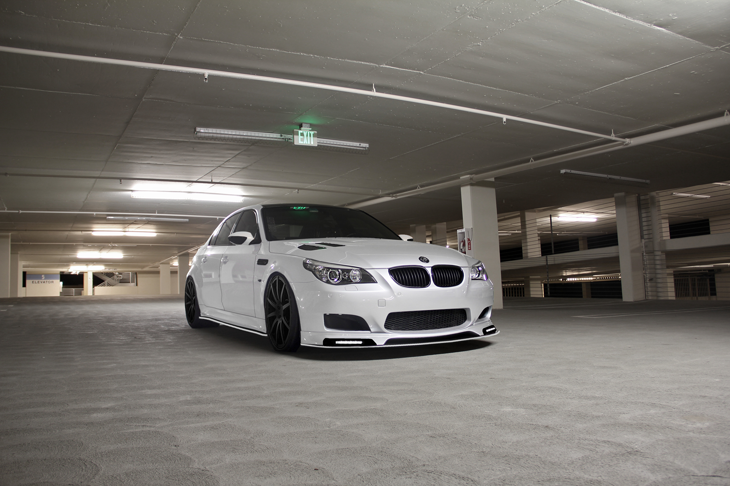 Picture BMW m5 e60 parked White Cars