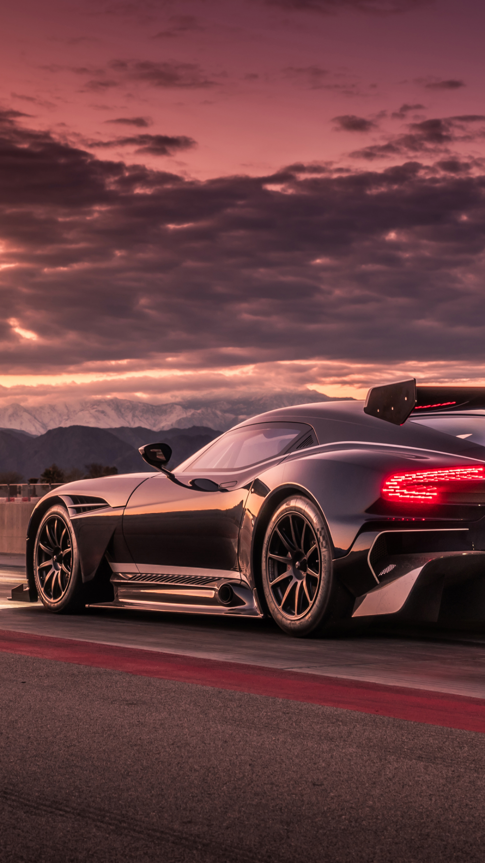 Aston Martin Vulcan 8k iPhone