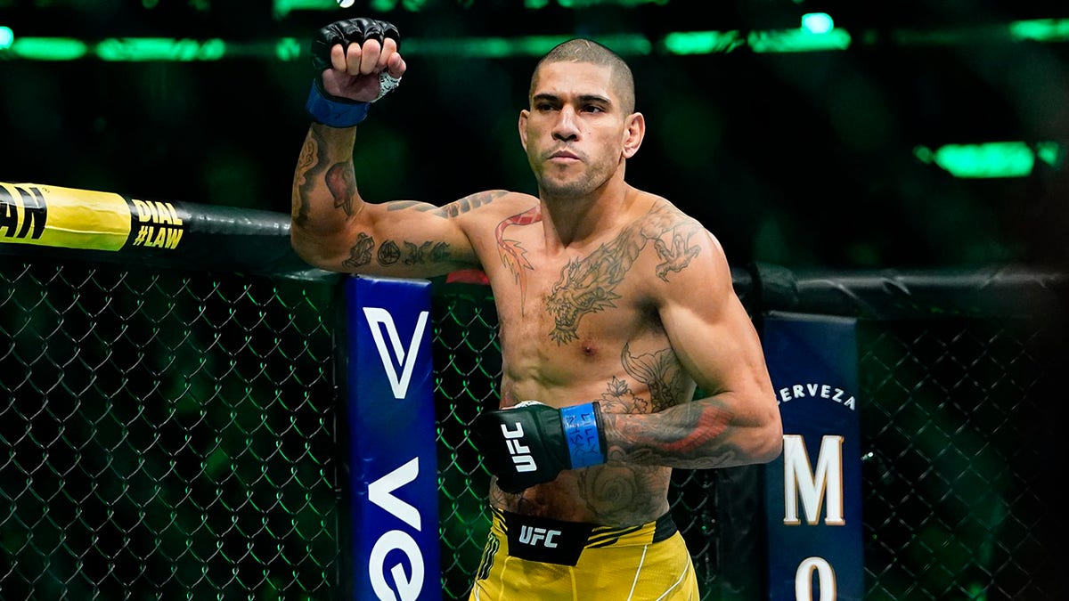 Alex Pereira shocks Israel Adesanya