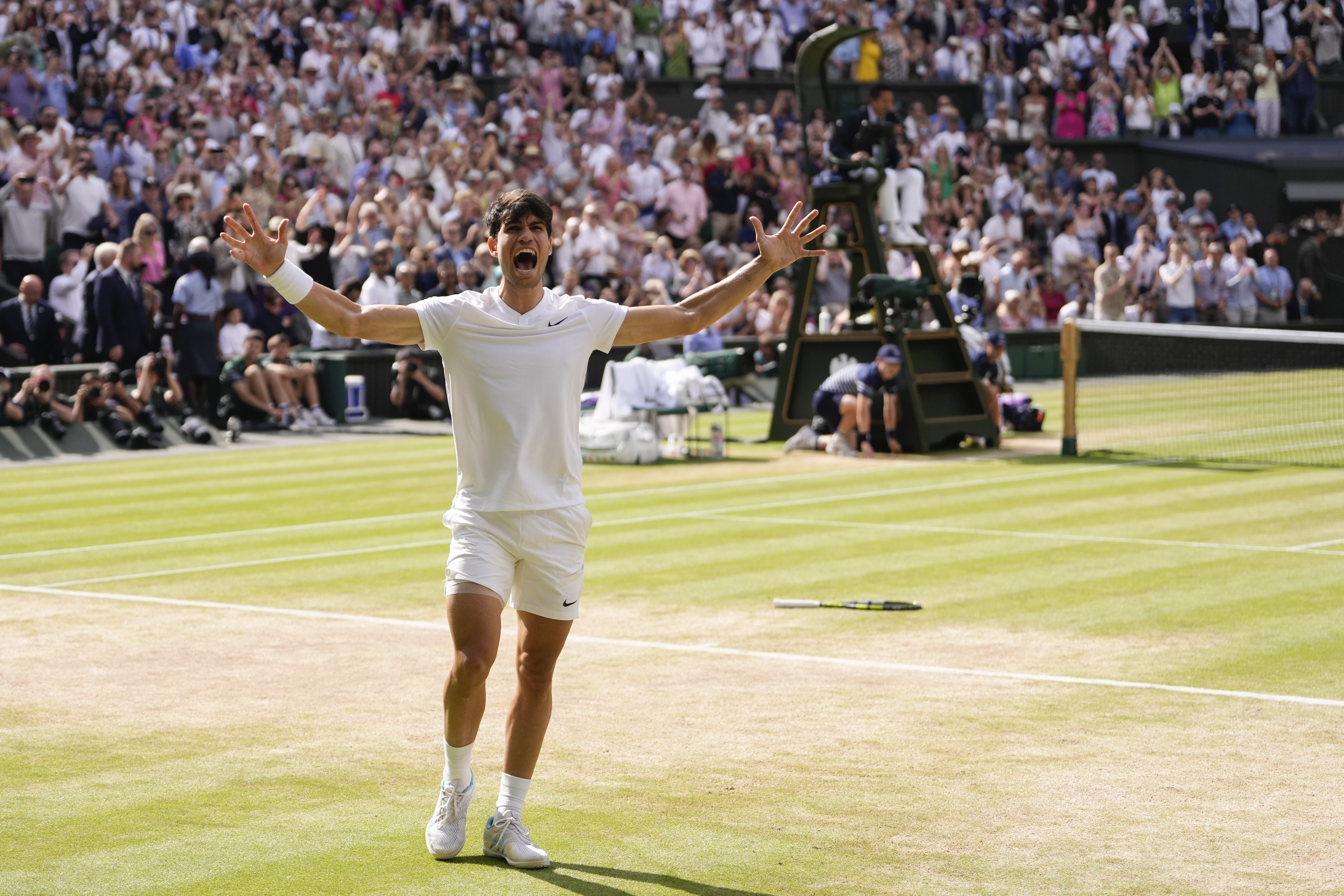 Carlos Alcaraz beats Novak Djokovic