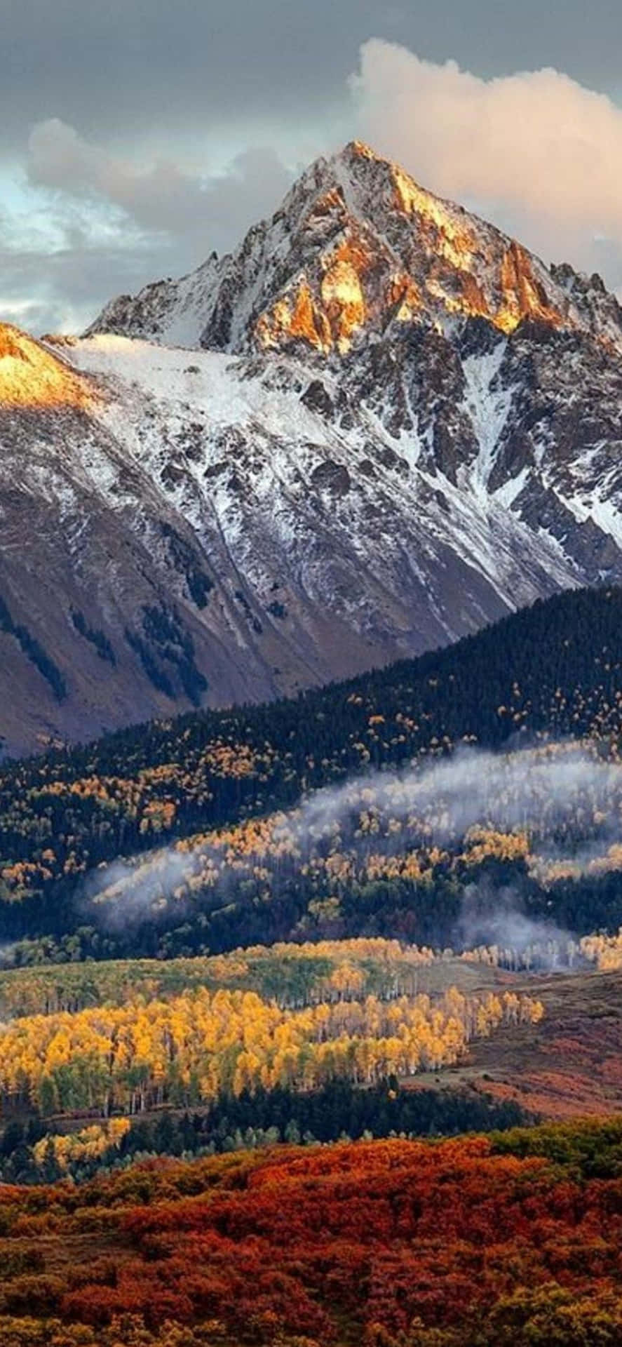 Captivating Mountain iPhone Background