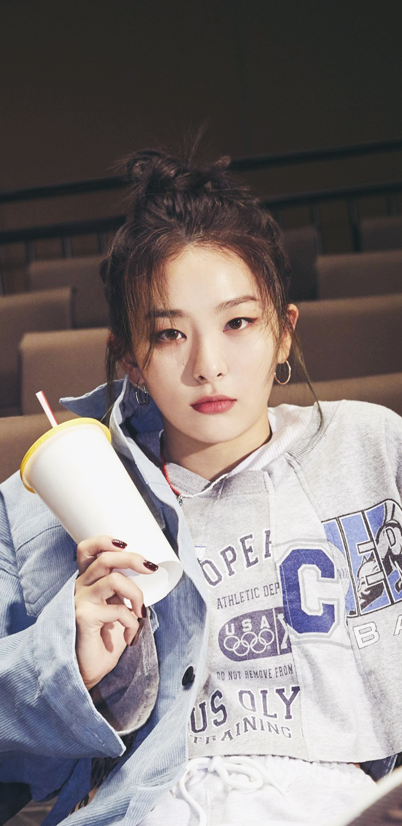 Red Velvet Seulgi Converse Wallpaper