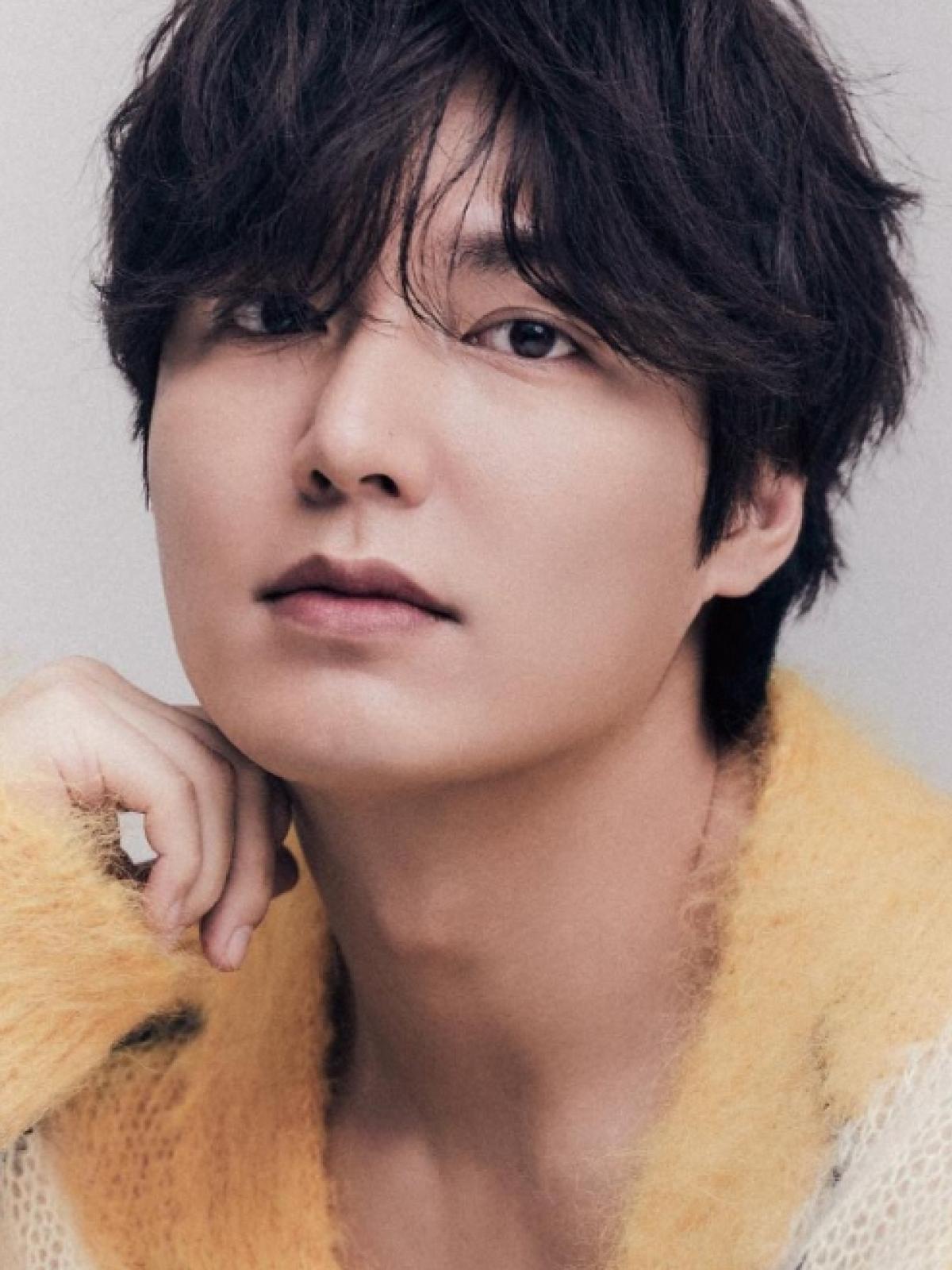 Lee Min Ho Is Surrounded By Flowers