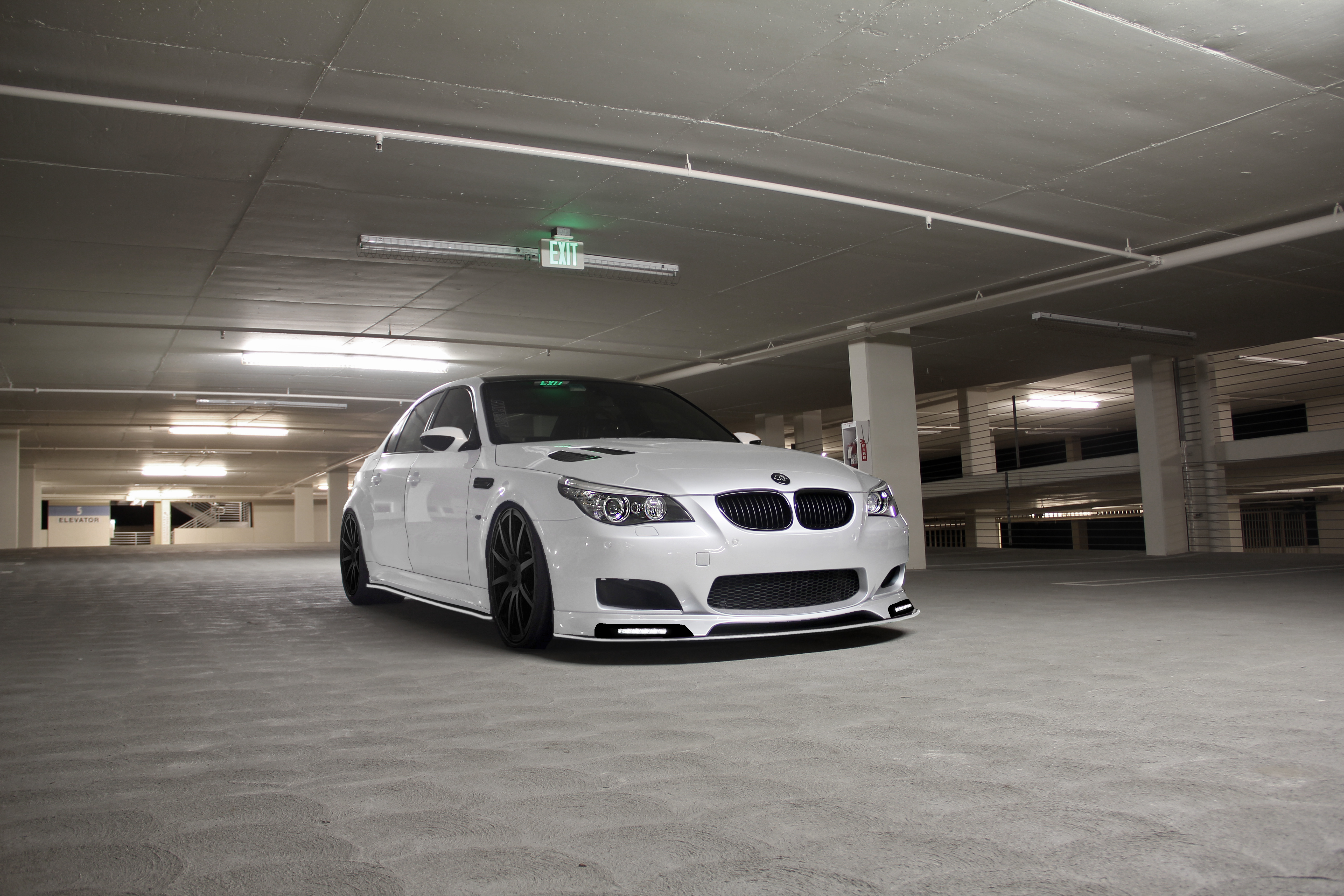 Picture BMW m5 e60 parked White Cars