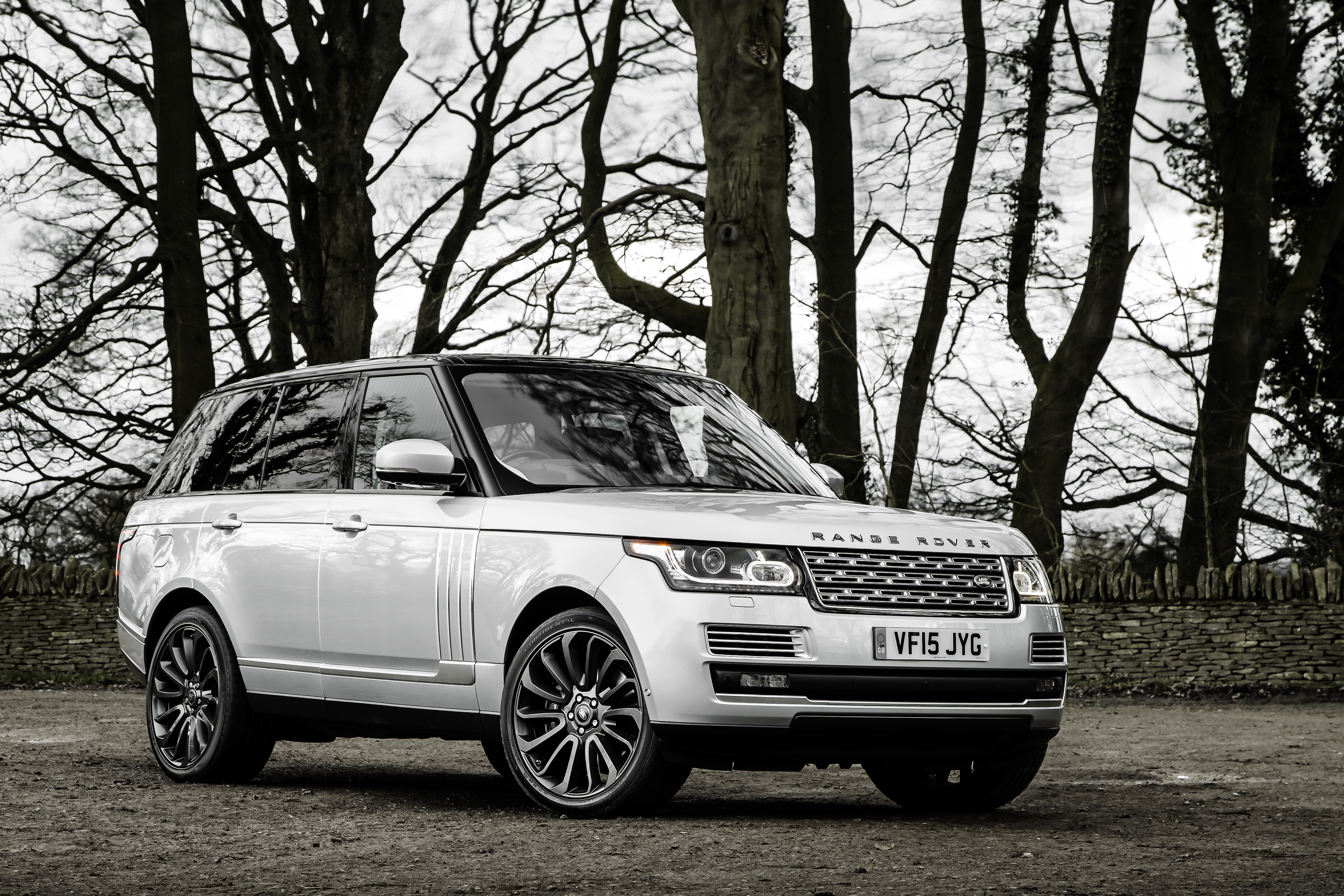 Stunning 4K Ultra HD Wallpaper of a White Range Rover SUV