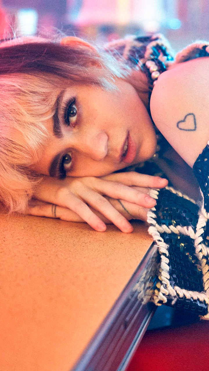 Download Grimes (Singer) wallpaper