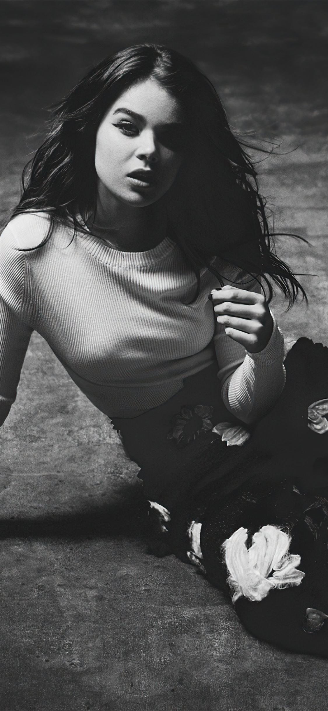 hailee steinfeld monochrome 4k iPhone