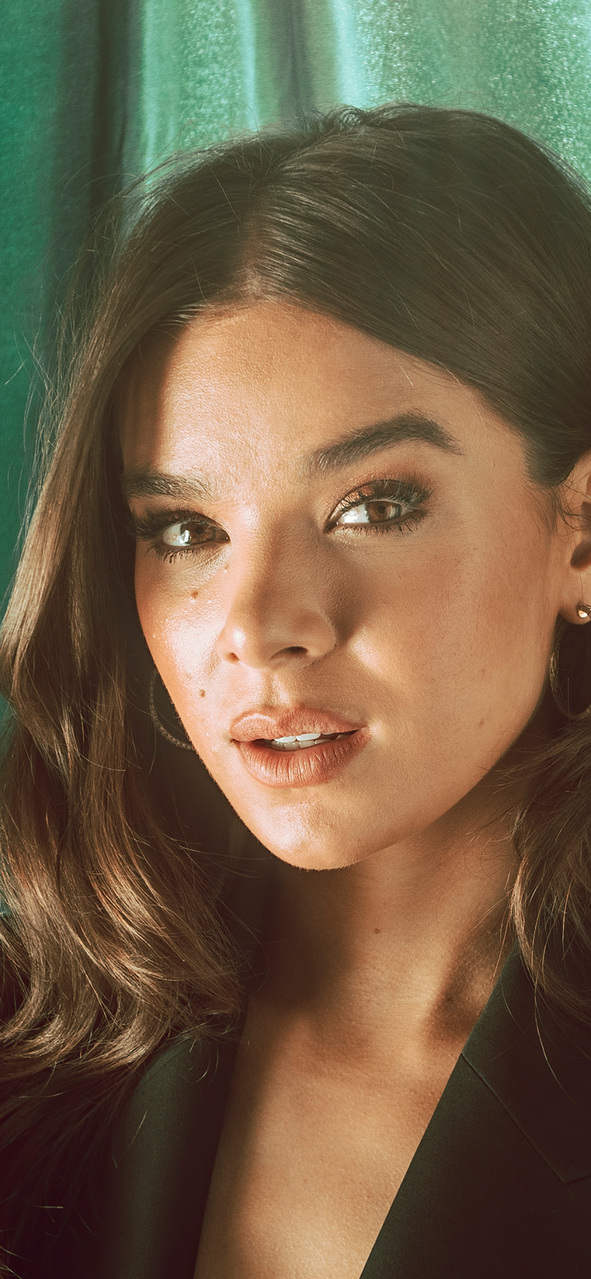 Hailee Steinfeld iPhone Wallpaper