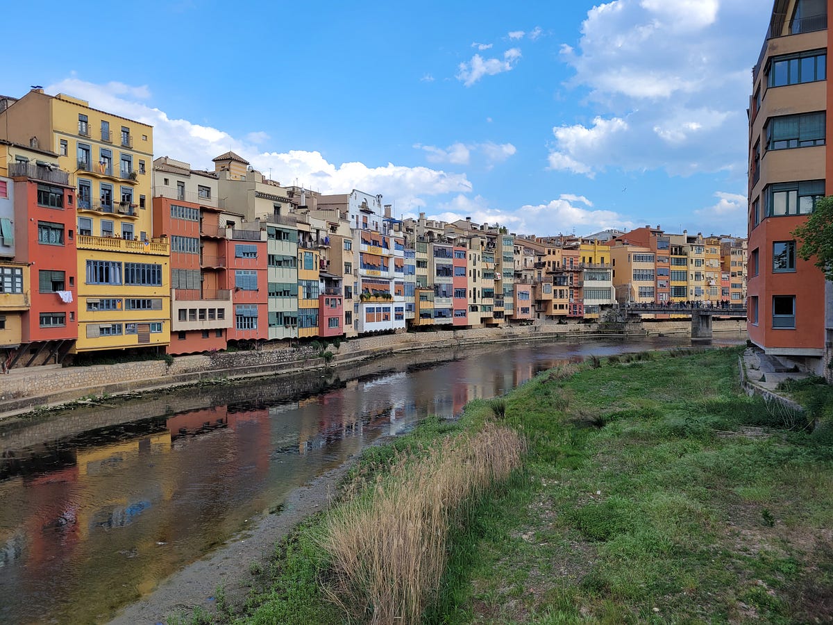 Girona: Days of Fleas and Roses. Love