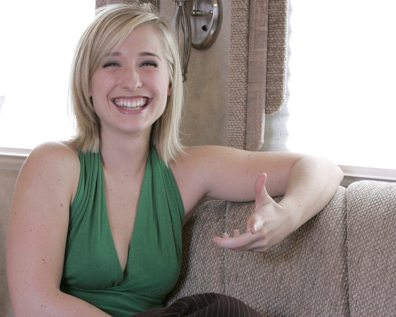 Allison Mack Wallpaper 178727