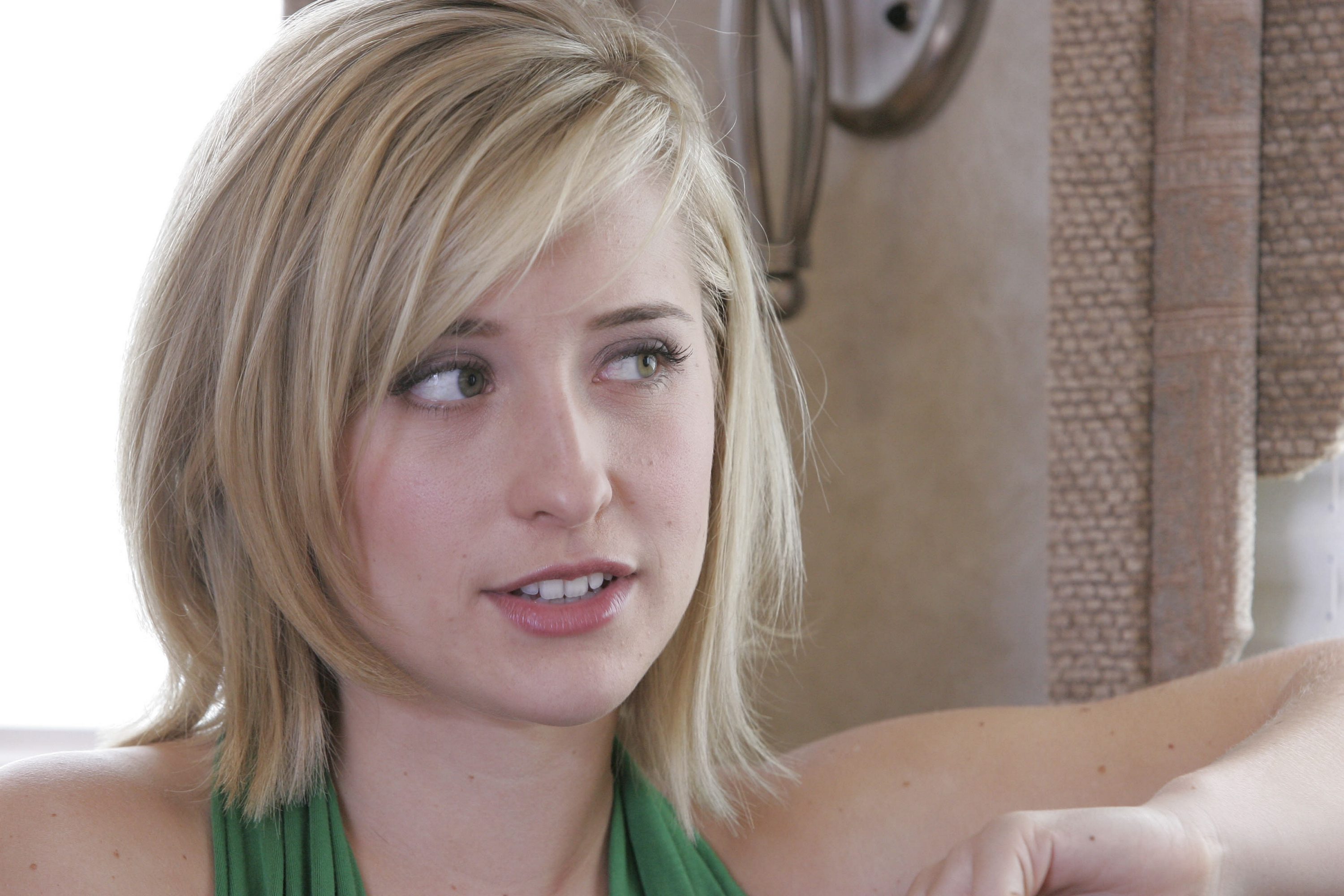 Allison Mack Wallpaper