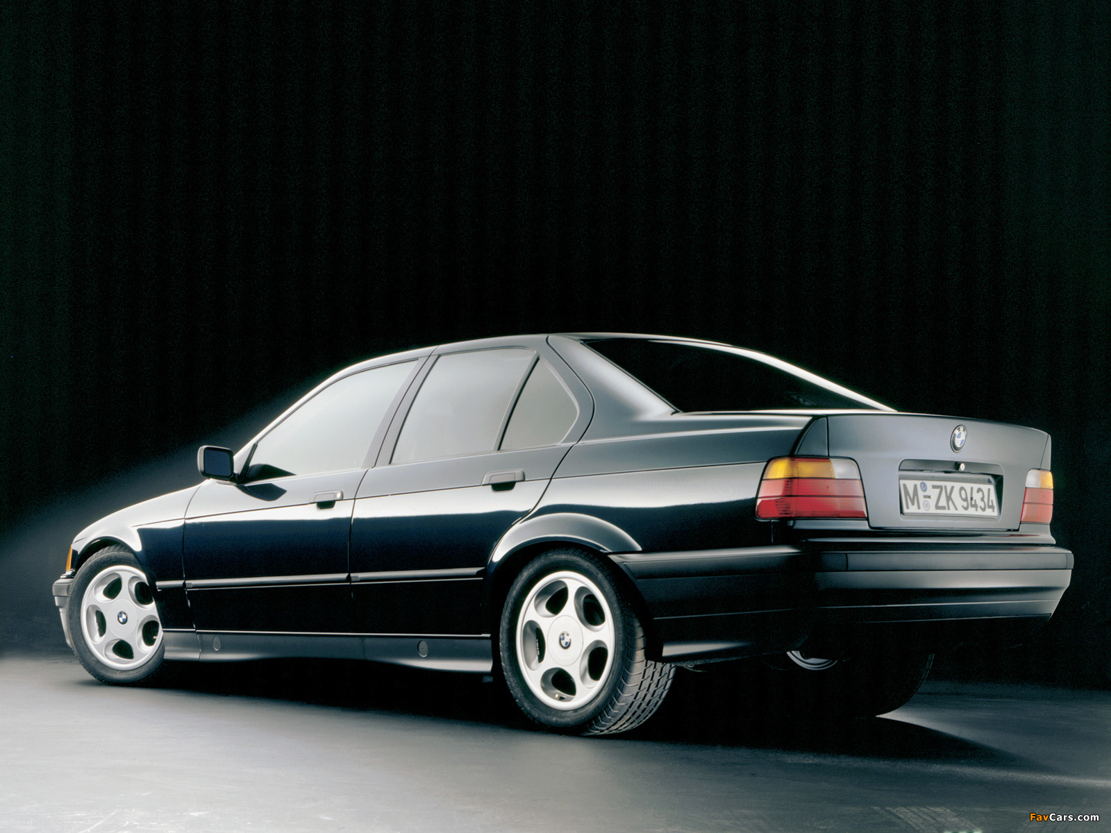BMW 318i Sedan (E36) 1991–98 wallpaper
