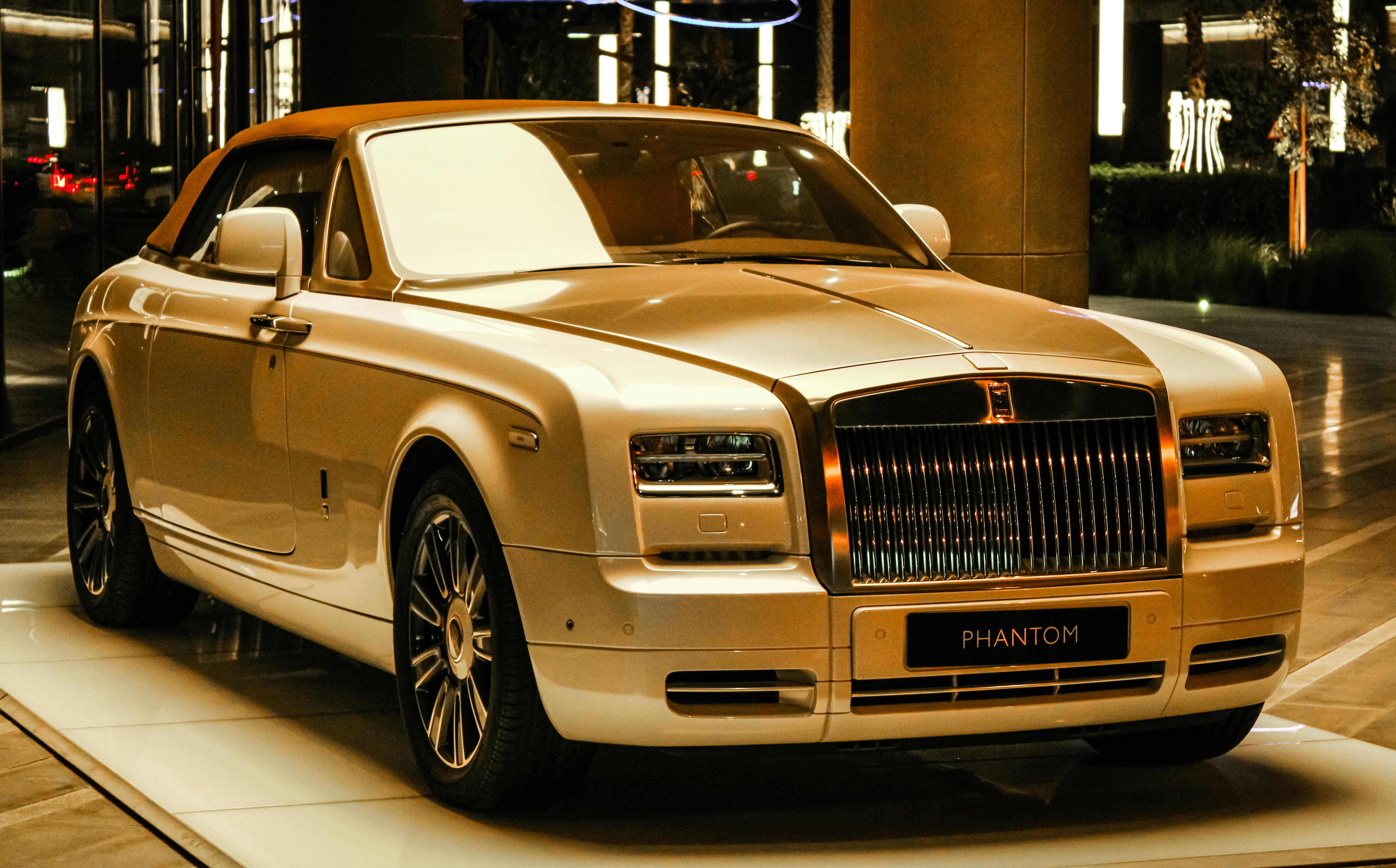 A Rolls Royce Phantom · Free