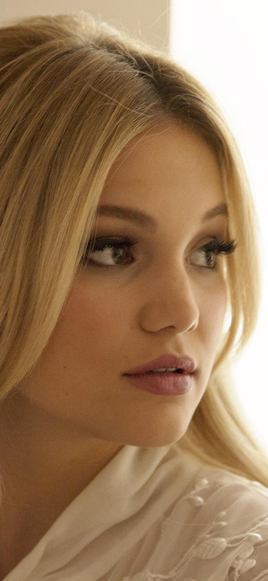 Olivia Holt 2019 iPhone XS