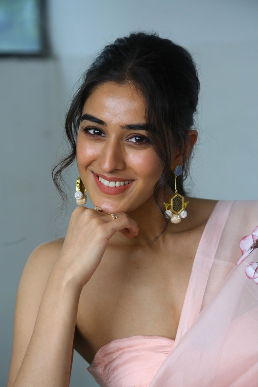 Sakshi Vaidya Gorgeous Looks In Photohoot