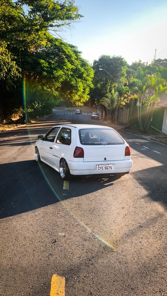 Gol bola branco rebaixado roda taluda