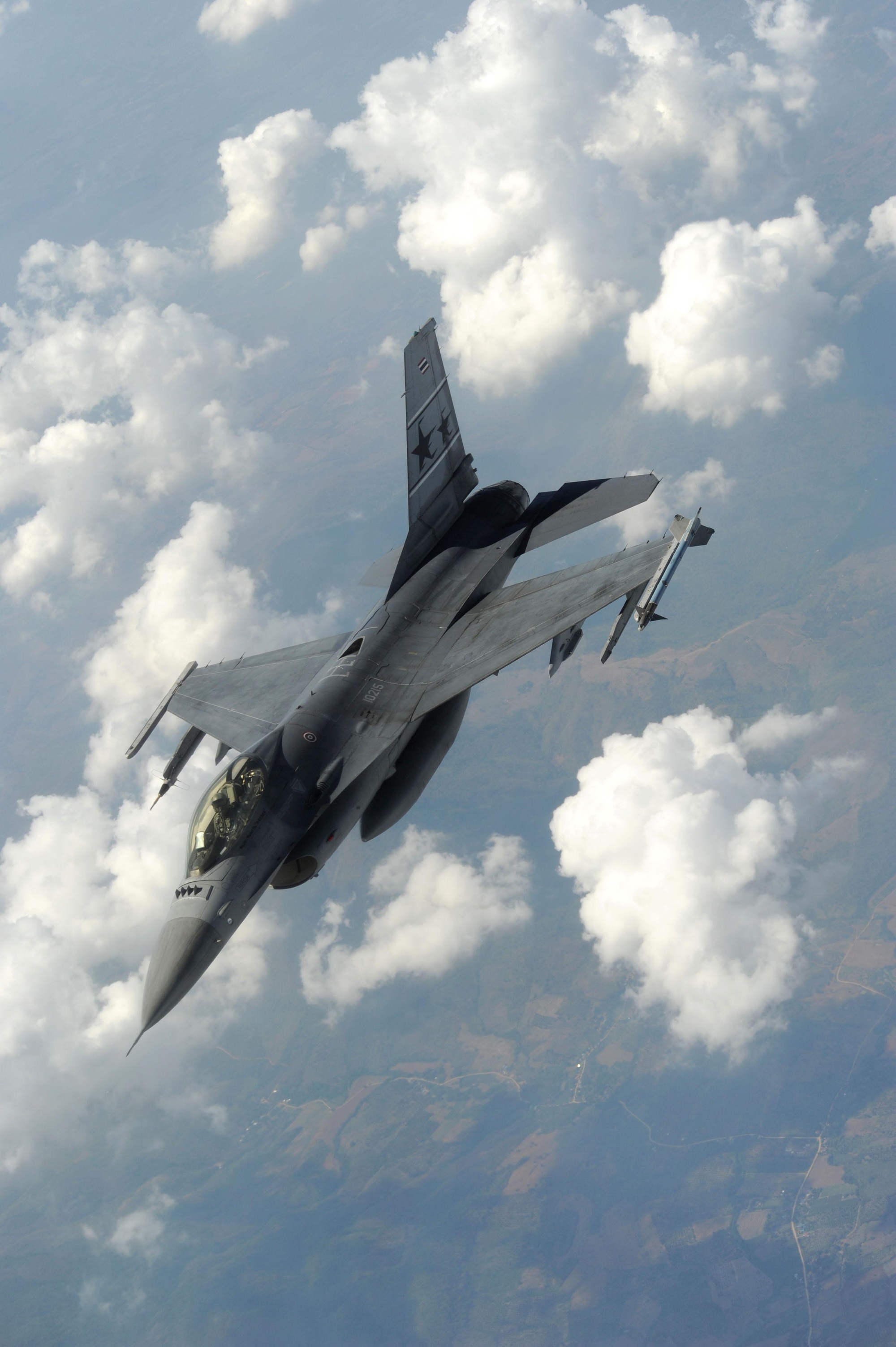 KC 135 Refuels Thai F 16 Image 4 Of 7