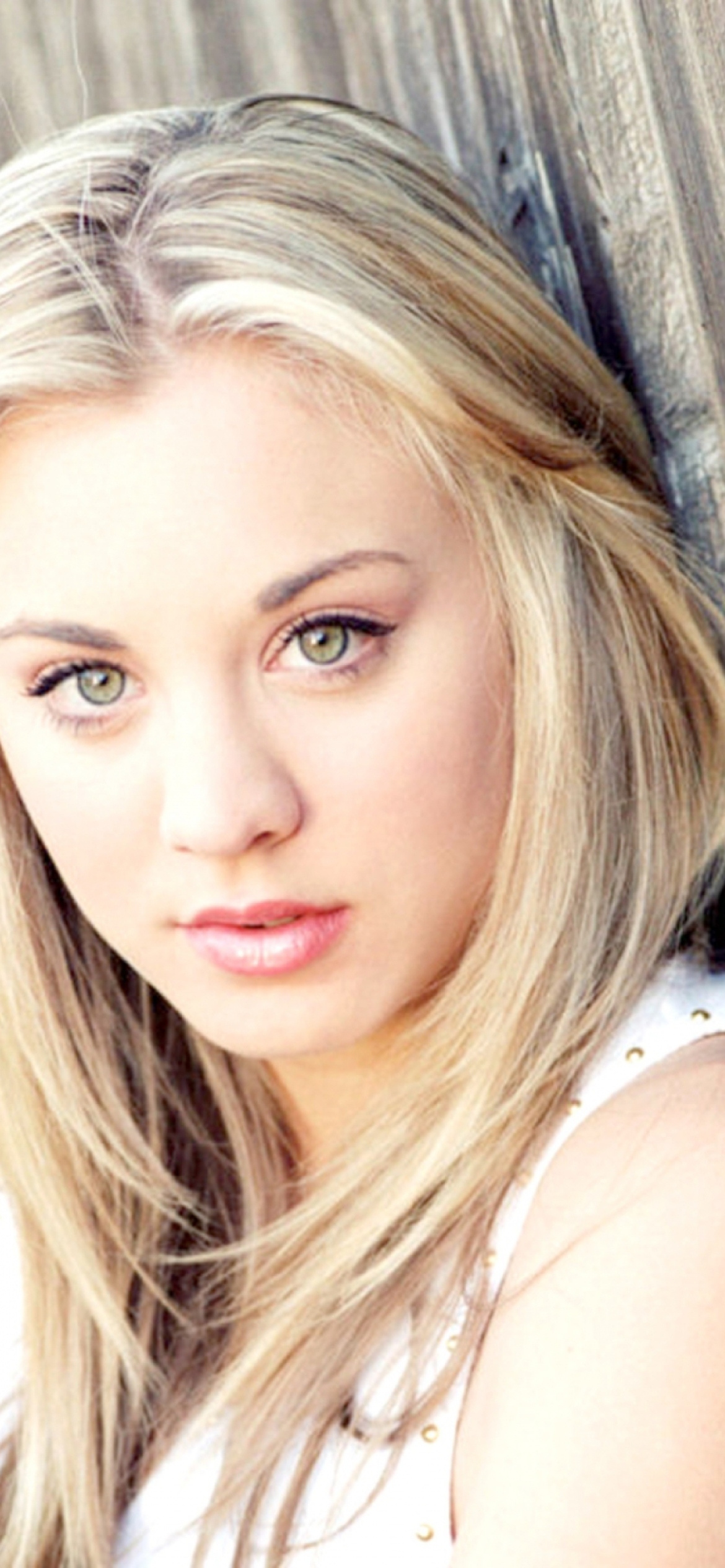 Kaley Cuoco Wallpaper for iPhone 11