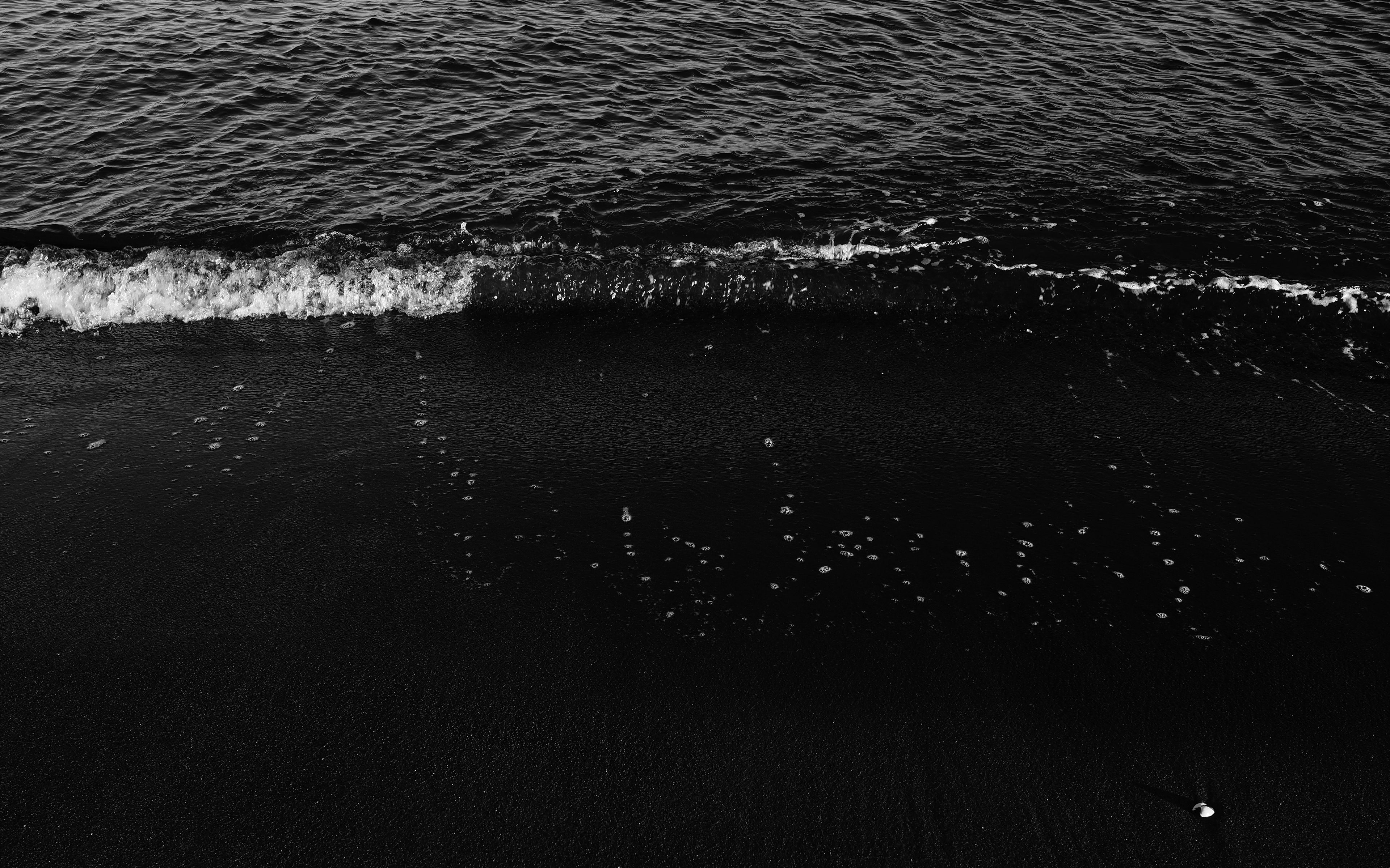 wallpaper 3840x2400 beach, waves, bw