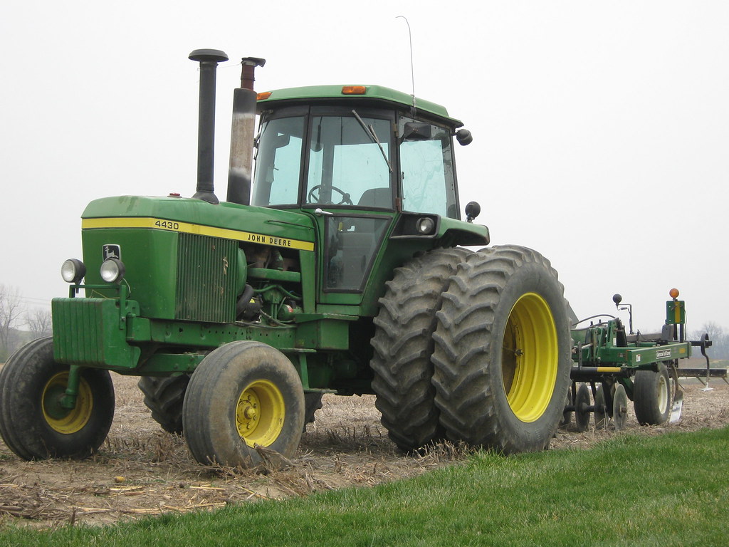 John Deere 4430. Chisel plowing. Pete
