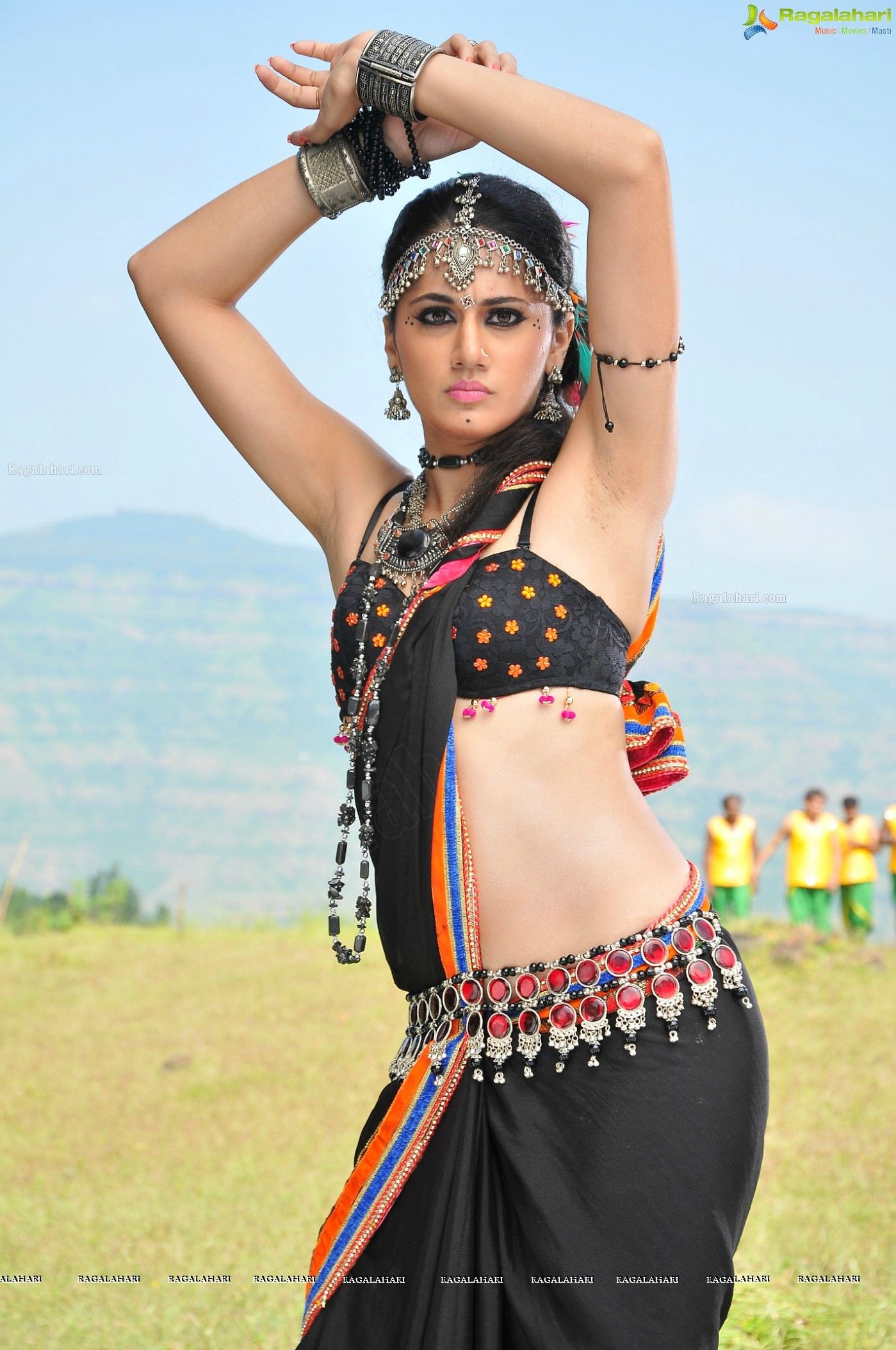 Tapsee Pannu Hot Show In Black Saree