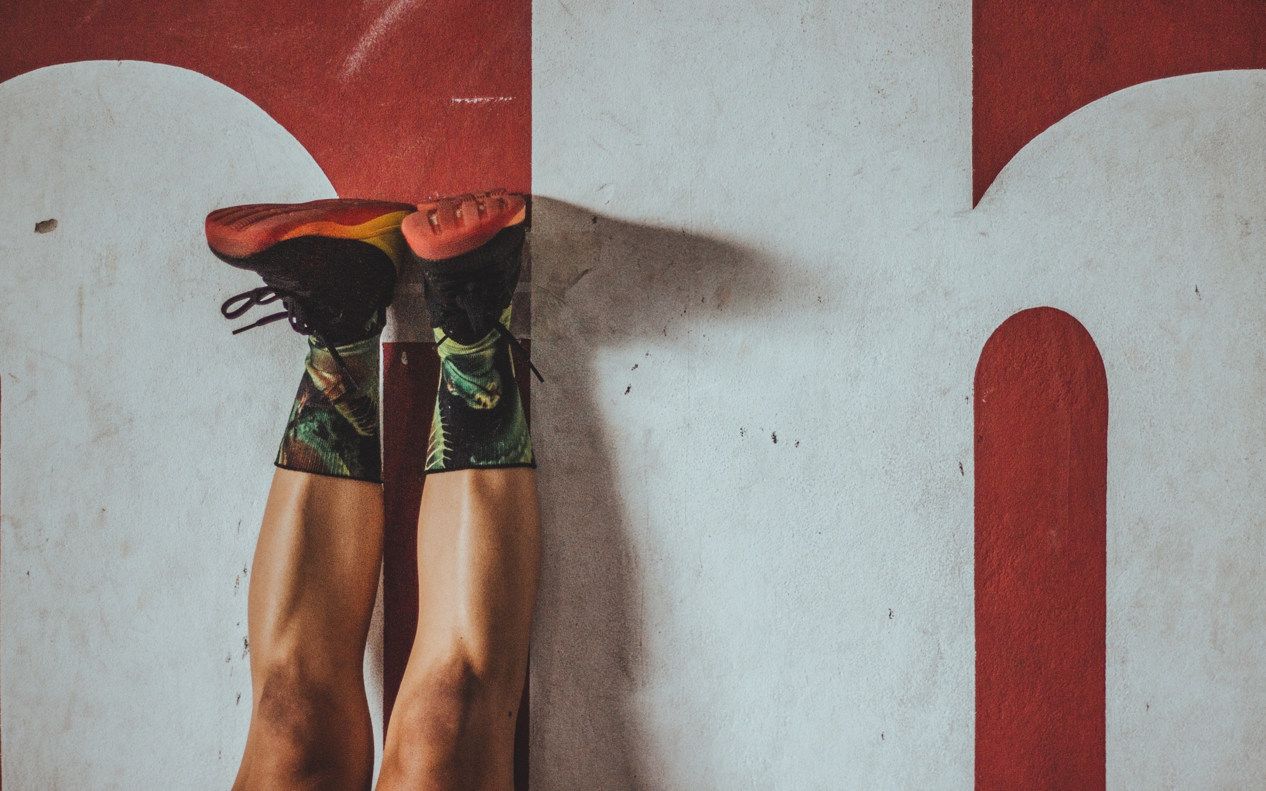 feet, sneakers, sports, wall 4k
