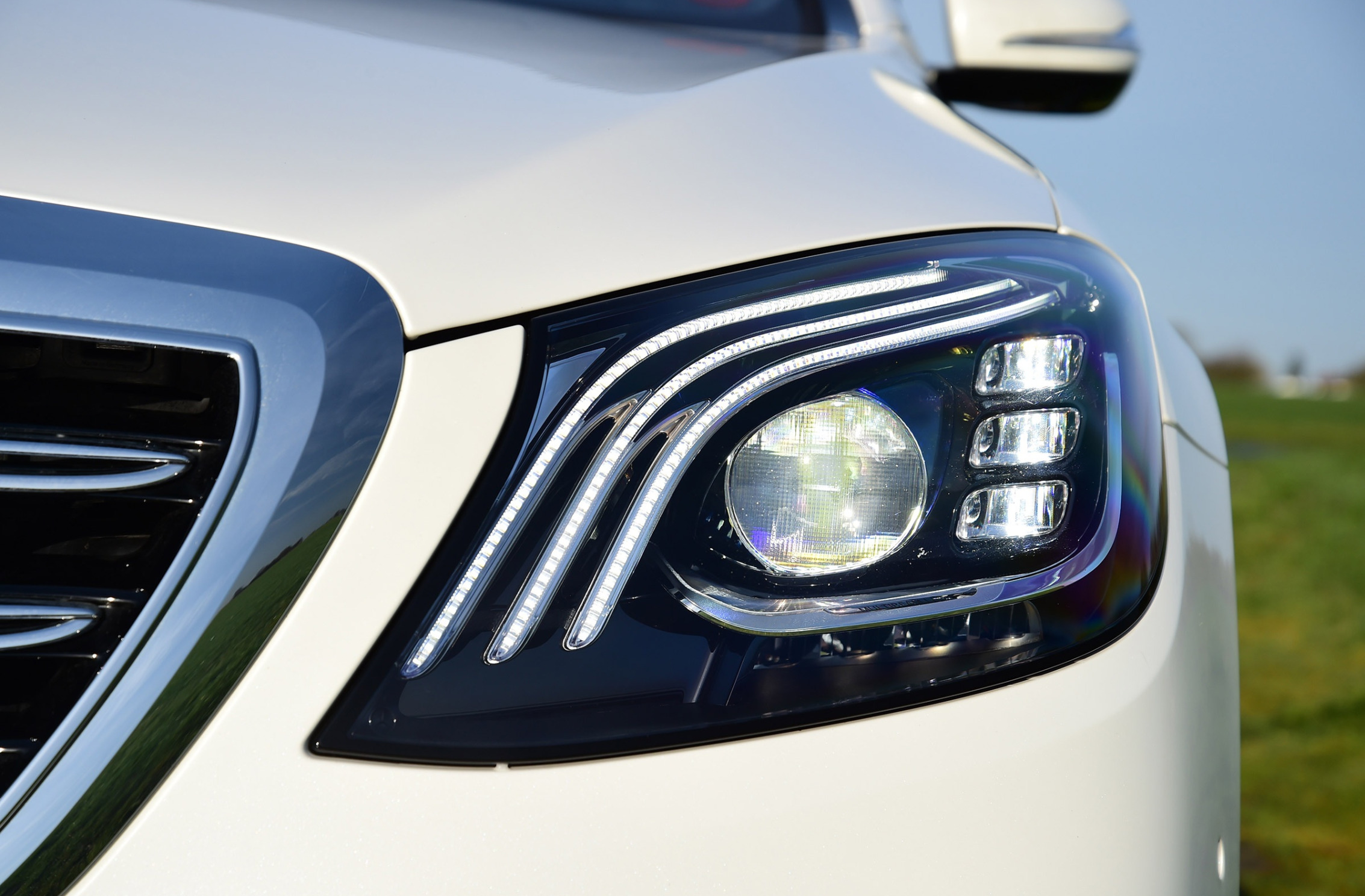 Download wallpaper Headlight, Mercedes