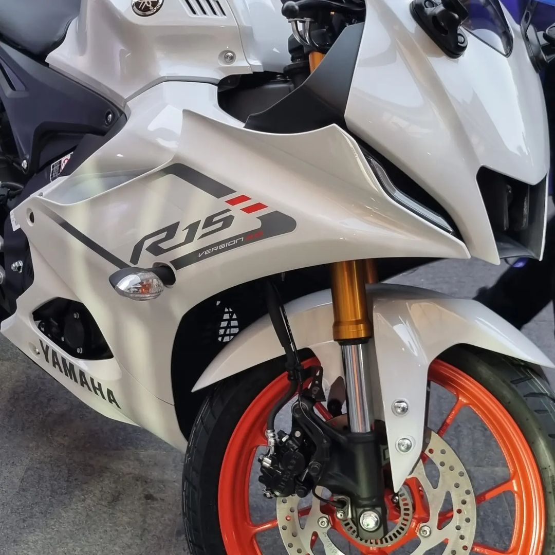 White Yamaha R15 V4