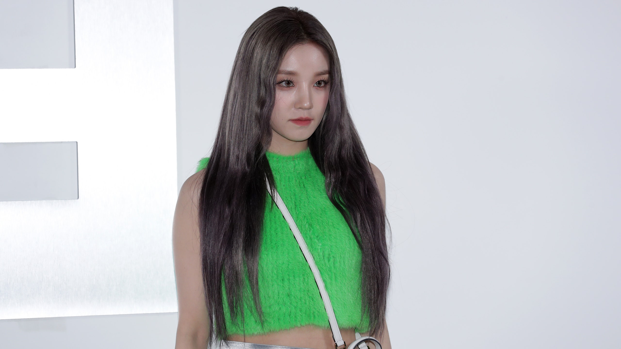 G)I DLE's Yuqi Gave Milk Nails Both A