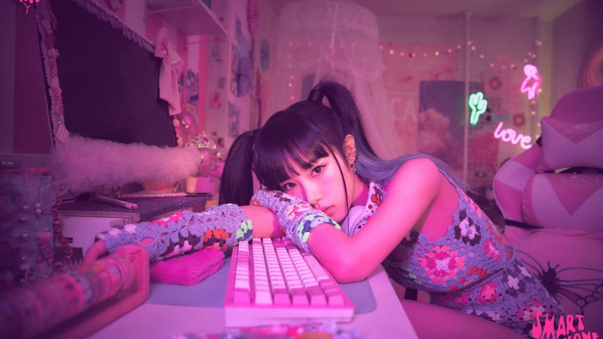 Choi Yena Is Here With Her Smartphone