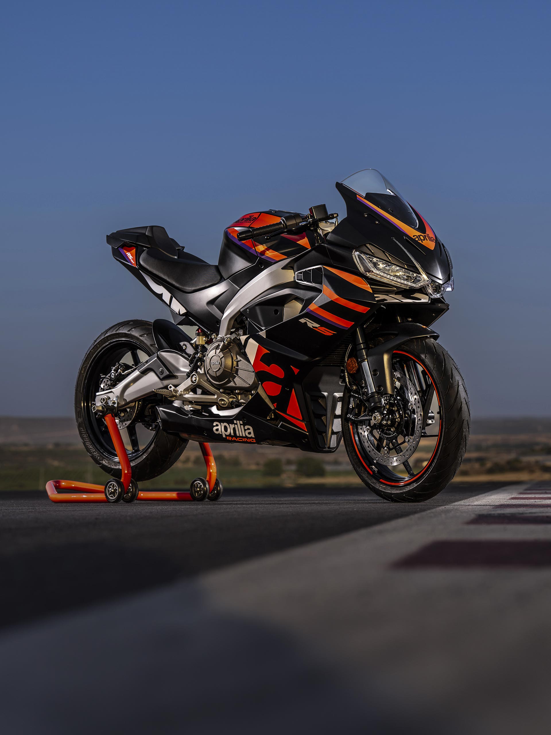 Aprilia, motos et scooters. Site officiel