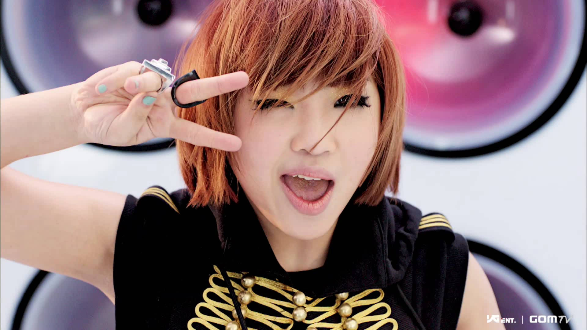 Minzy strikes a peace sign Wallpaper