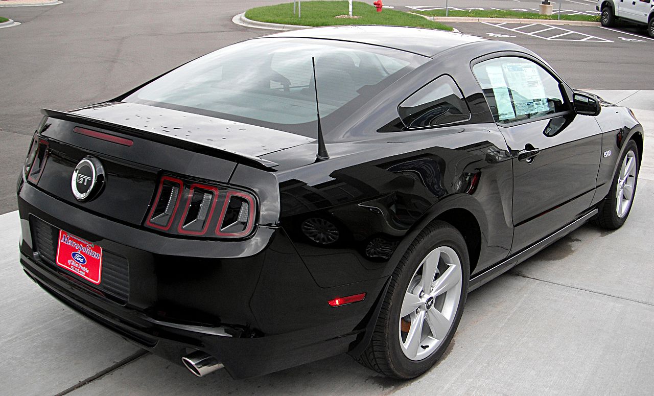 Ford Mustang GT (rear view)