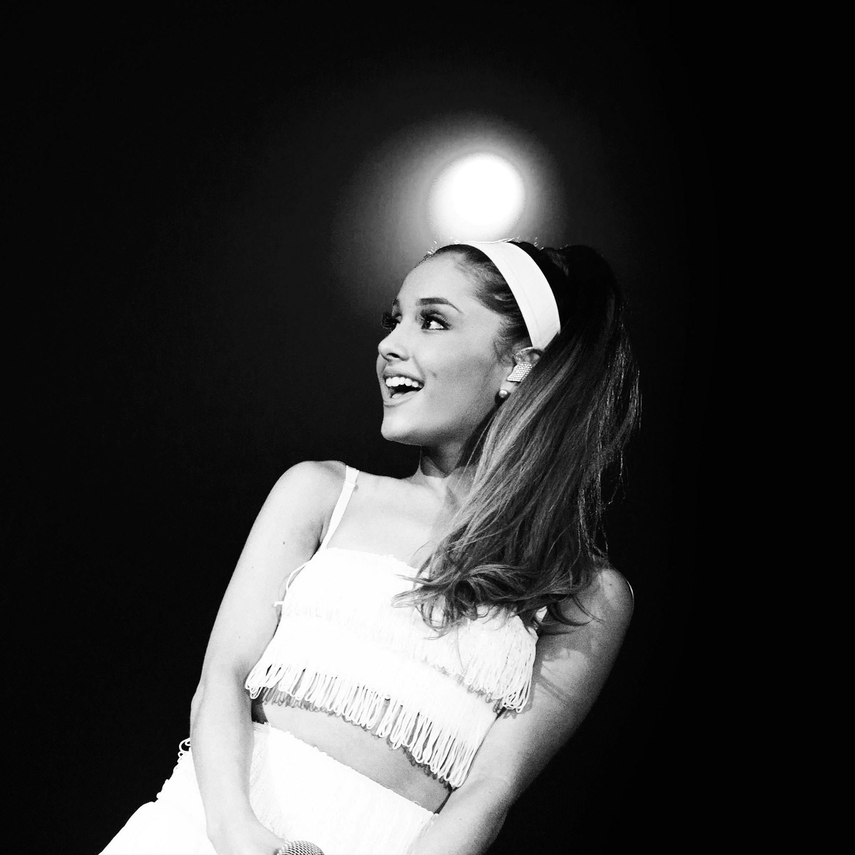 Ariana Grande Dark Bw Sing