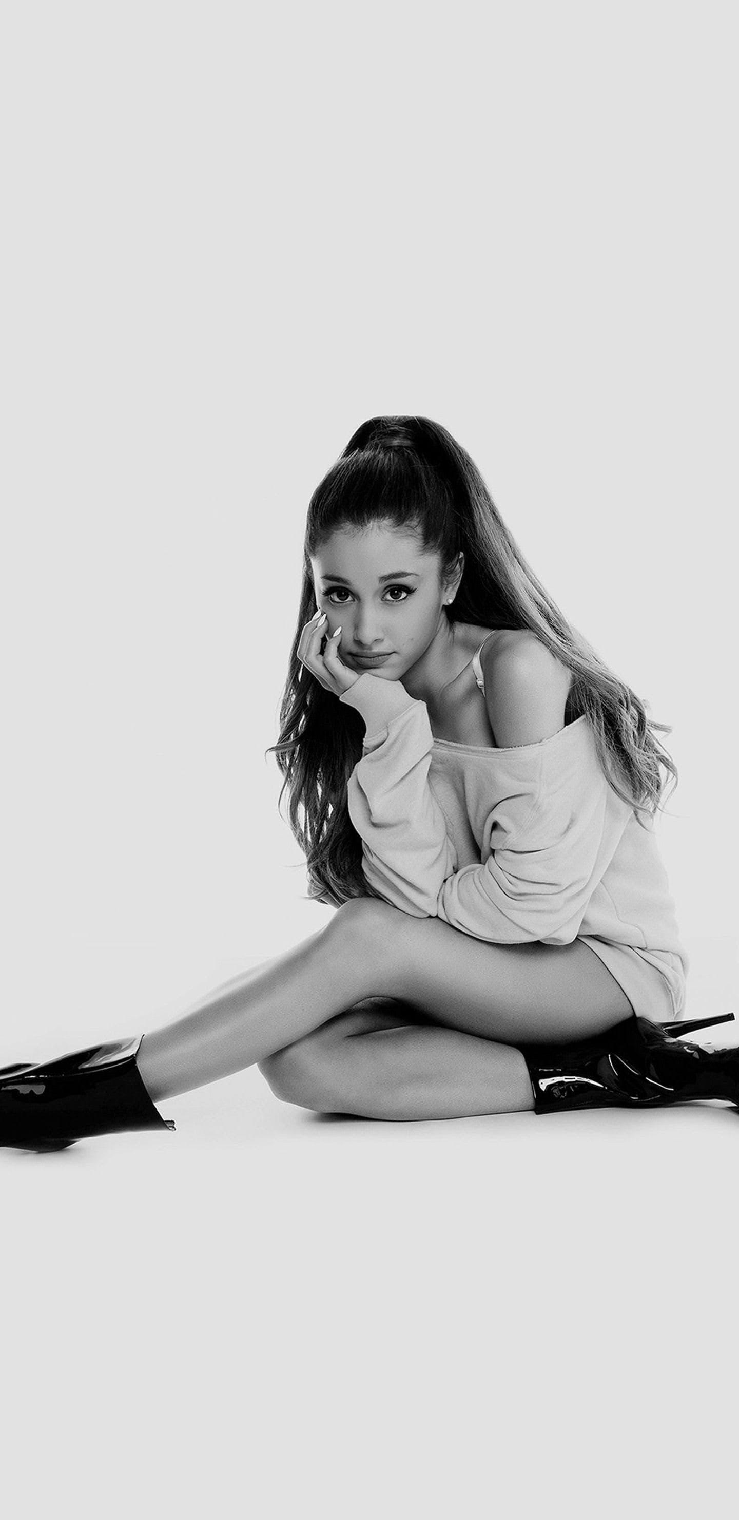Ariana I'm using as my wallpaper