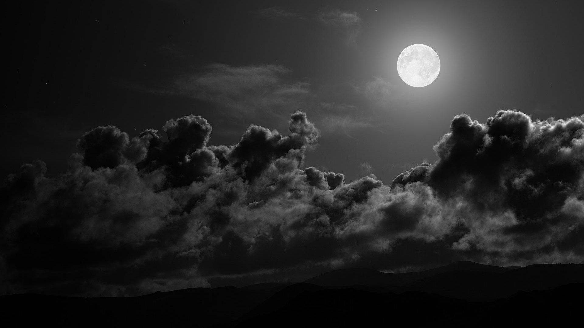 full moon on a dark night sky Wallpaper
