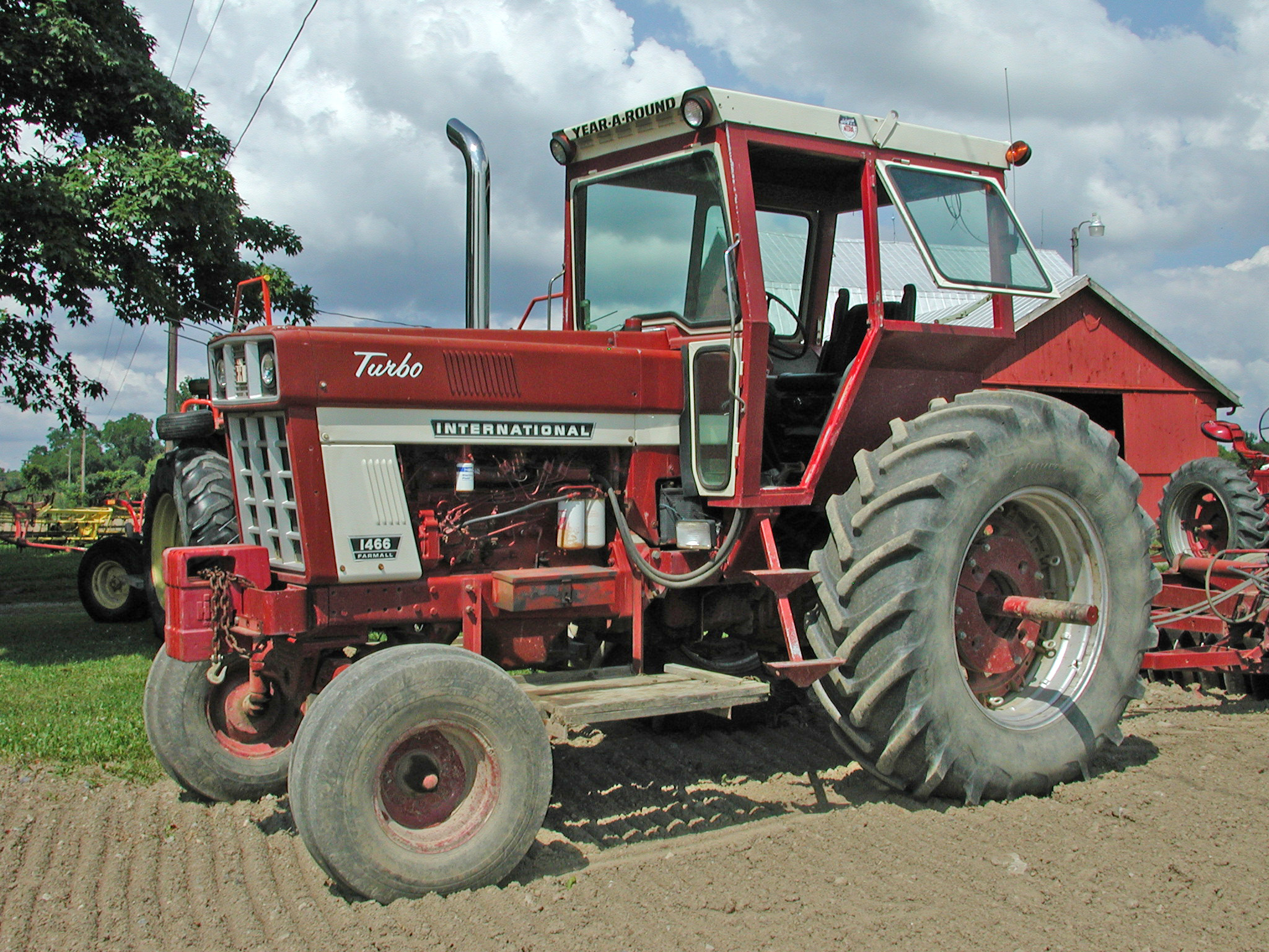 International Harvester IH 1466 Tractor