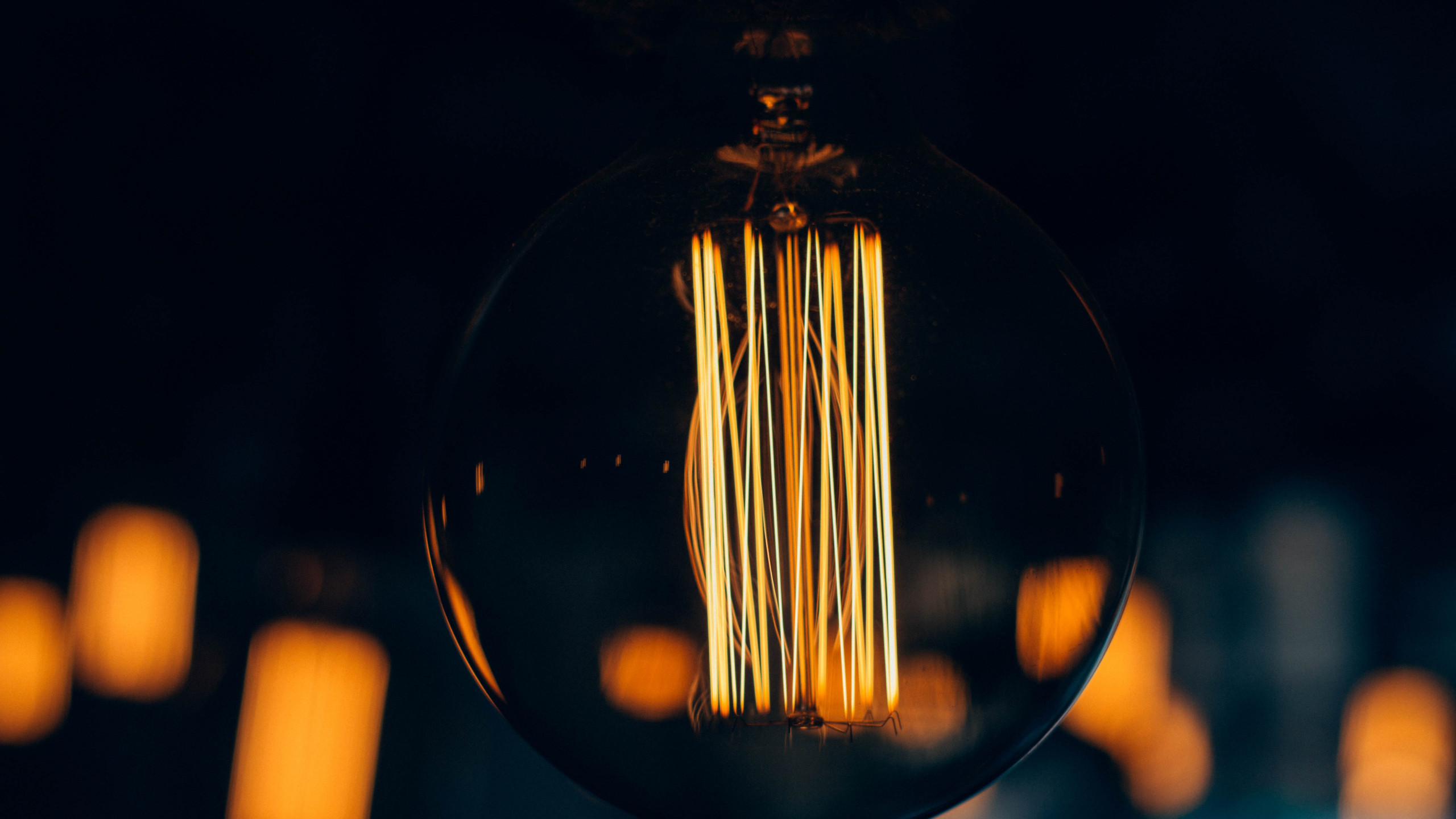 Download wallpaper: Warm light bulb