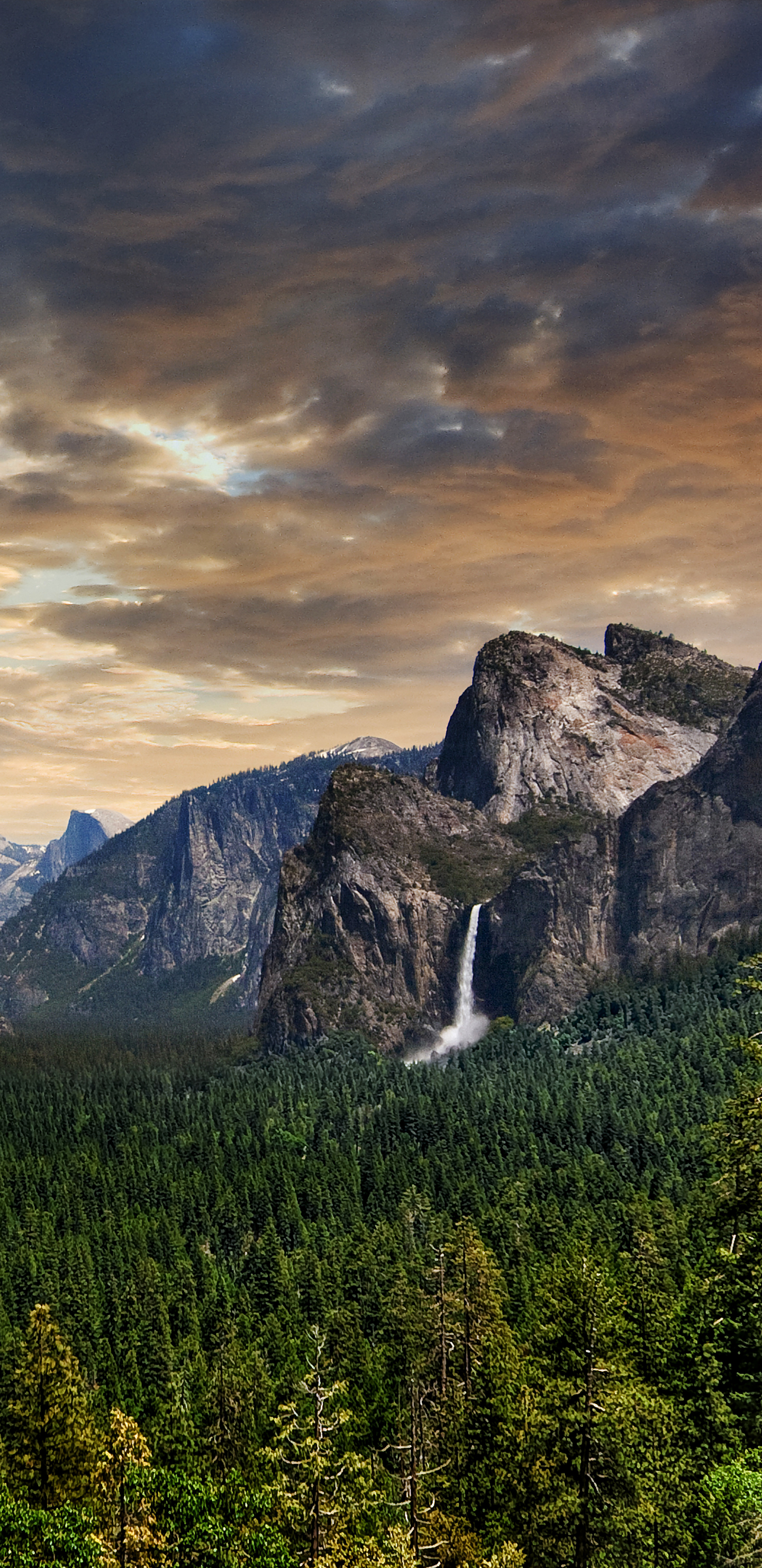 Download Yosemite Falls wallpaper