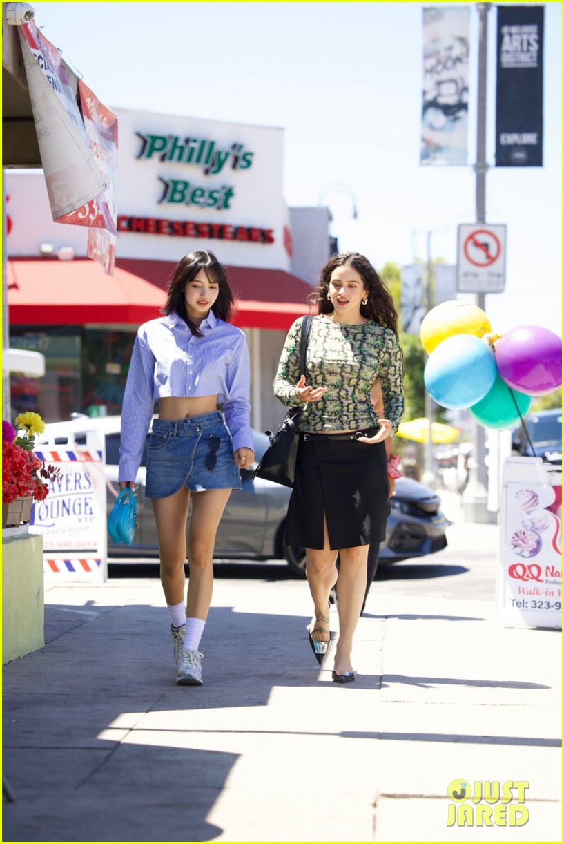 Lisa & Rosalia Grab Ice Cream Together