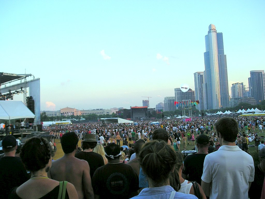 Lolla migrating. Crowd at