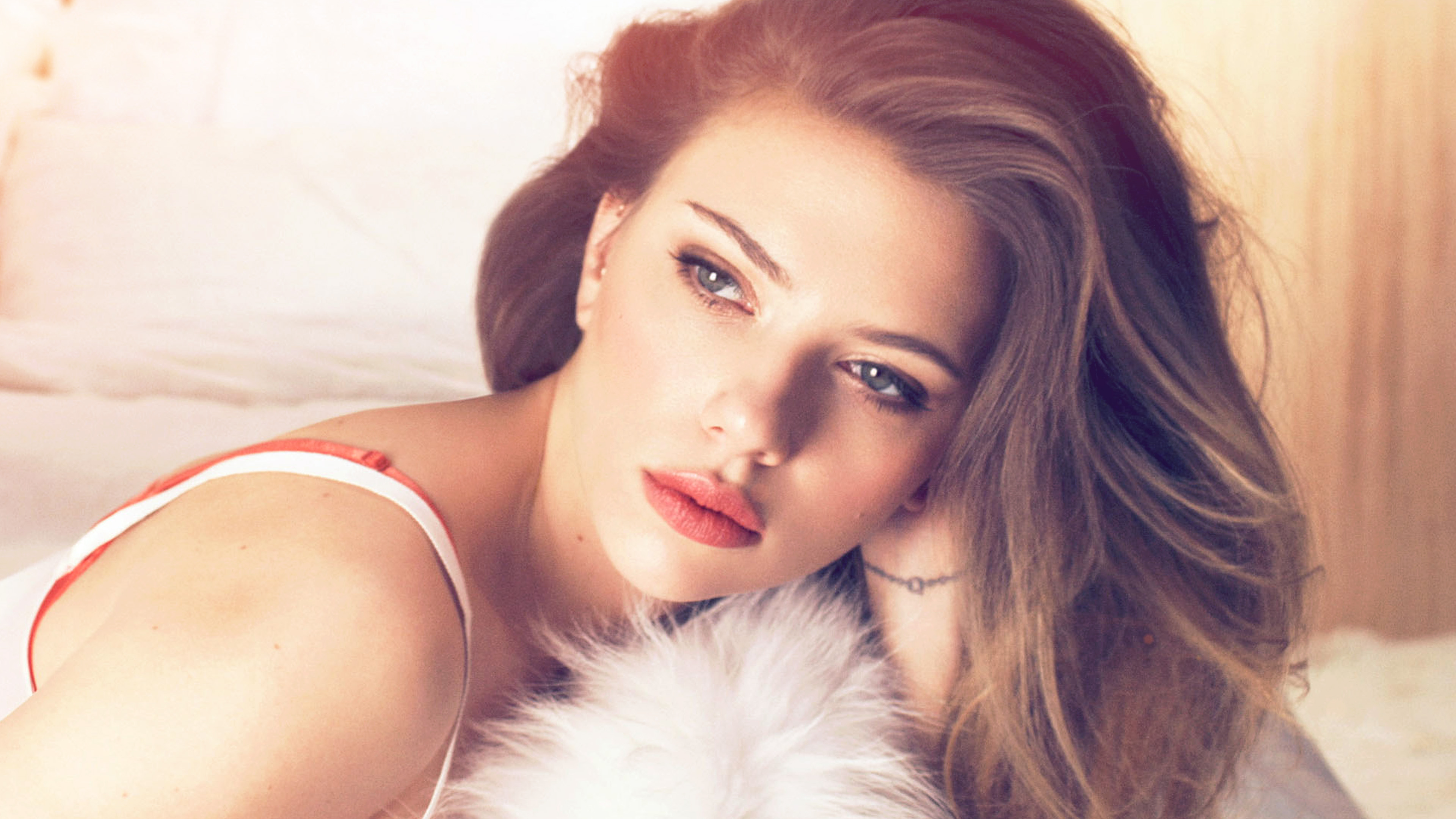 Scarlett Johanson Film Actress Bed