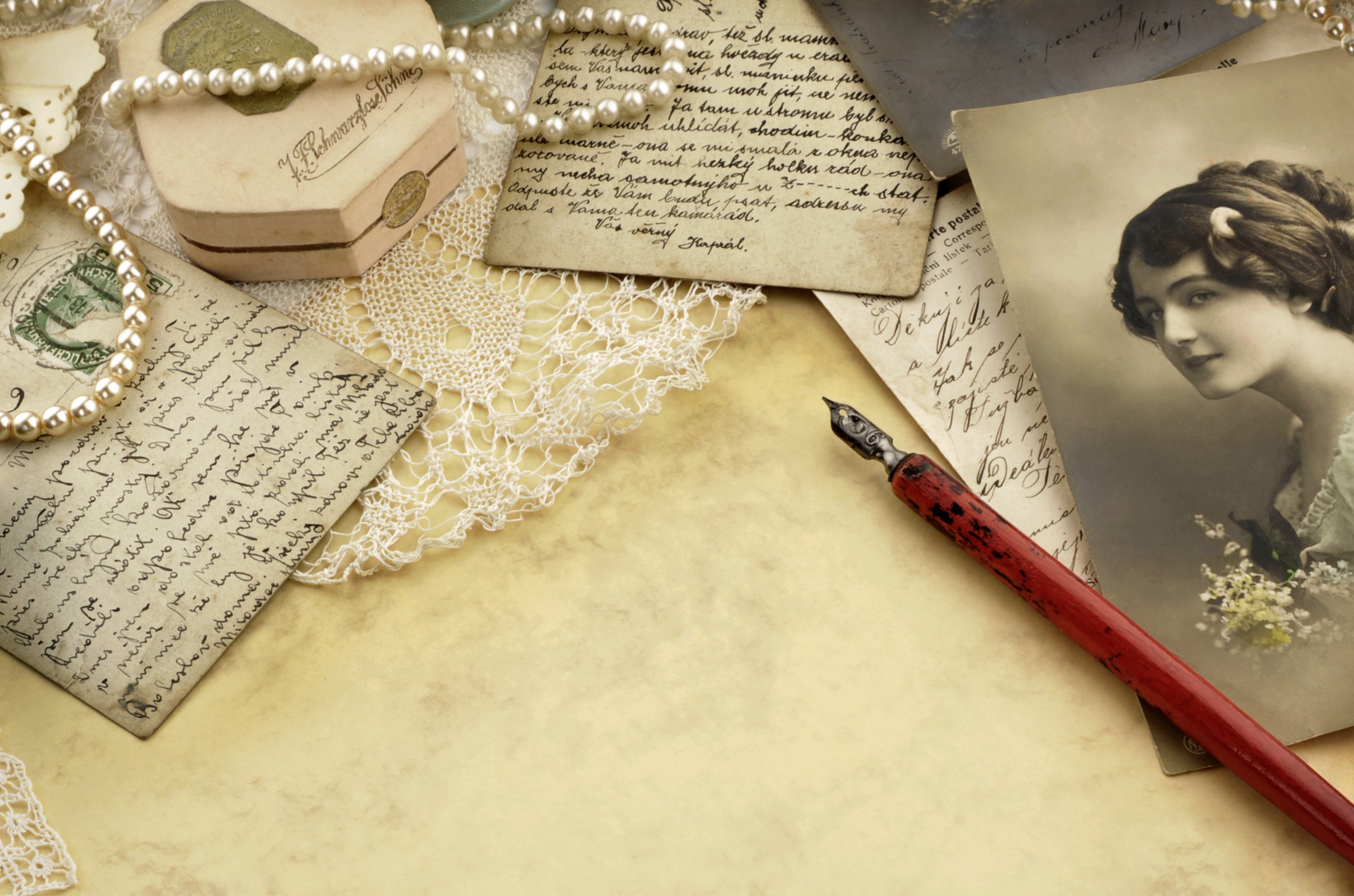 Download Pearl Letter Retro Artistic