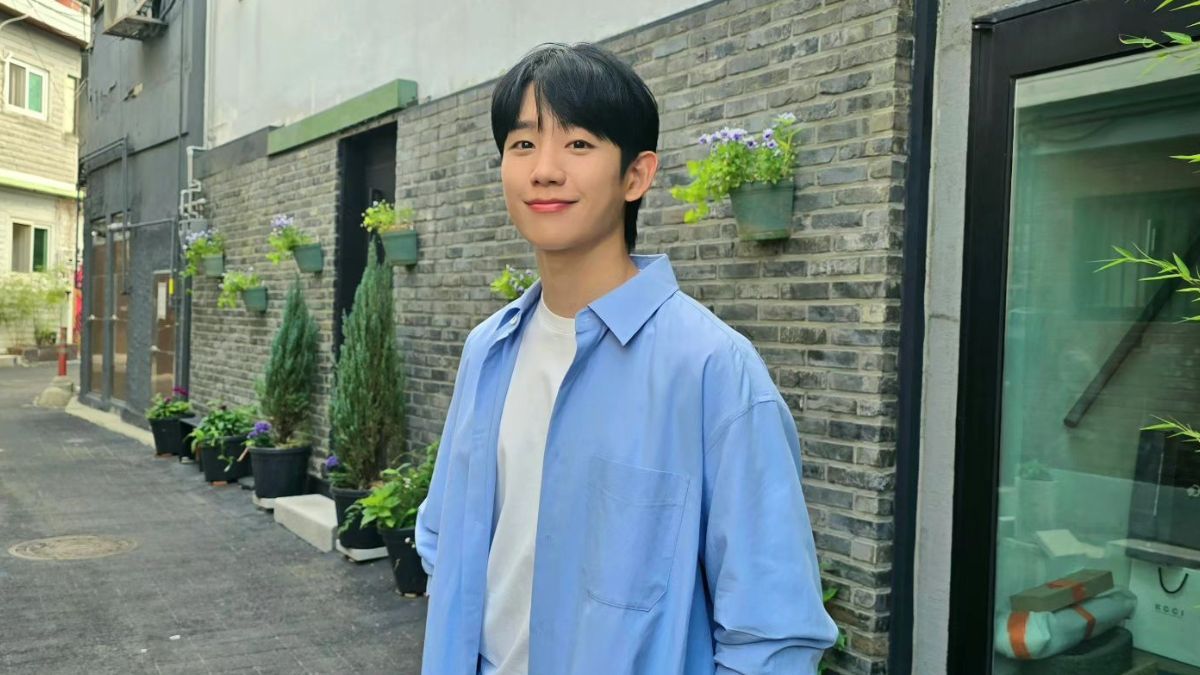 Jung Hae In Treats Love Next Door Staff