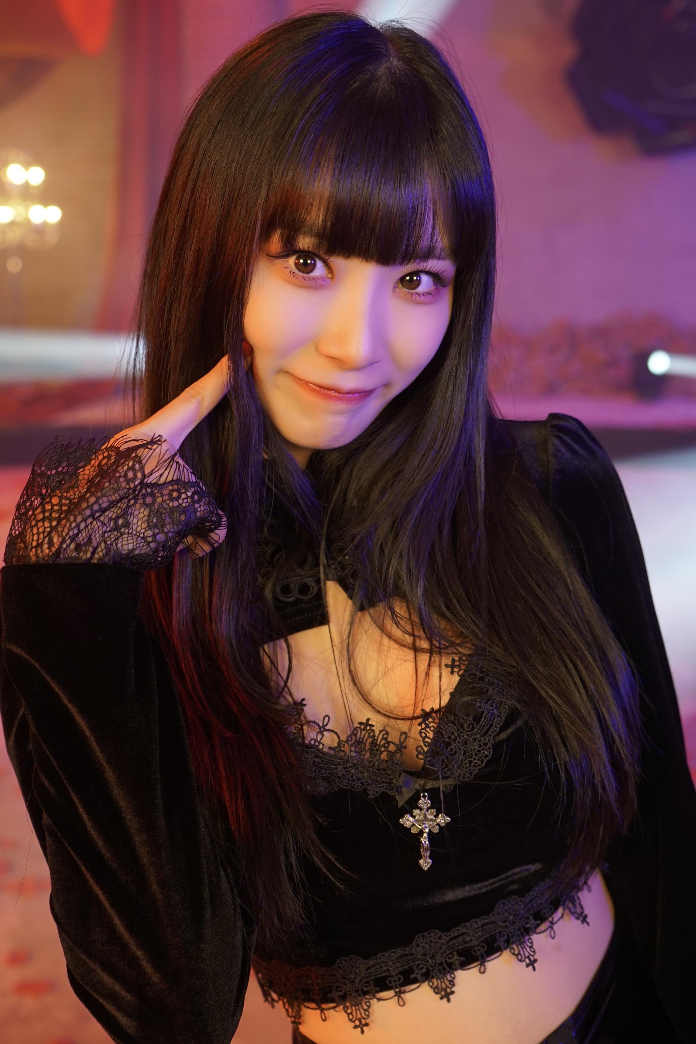 CRAXY Rose MV Behind Photo