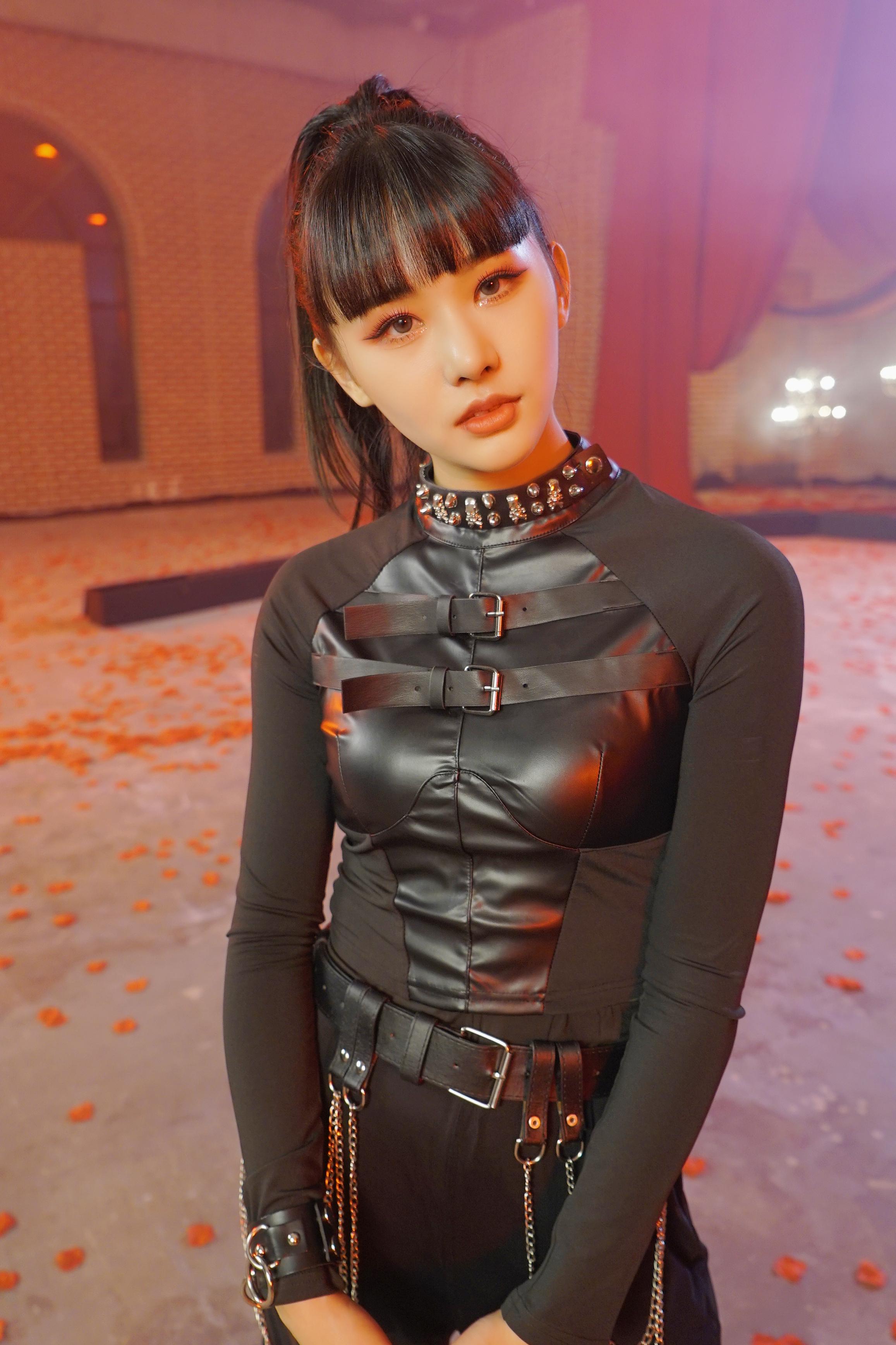 CRAXY Rose MV Behind Photo
