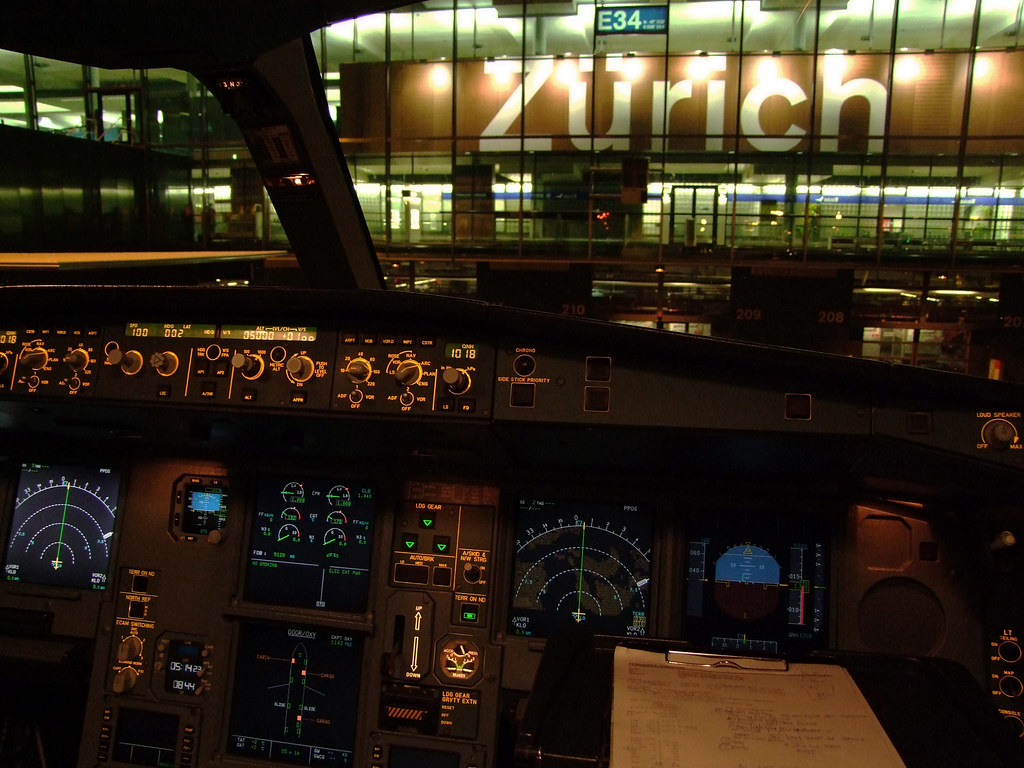 Airbus A330 300 Flightdeck. BOM