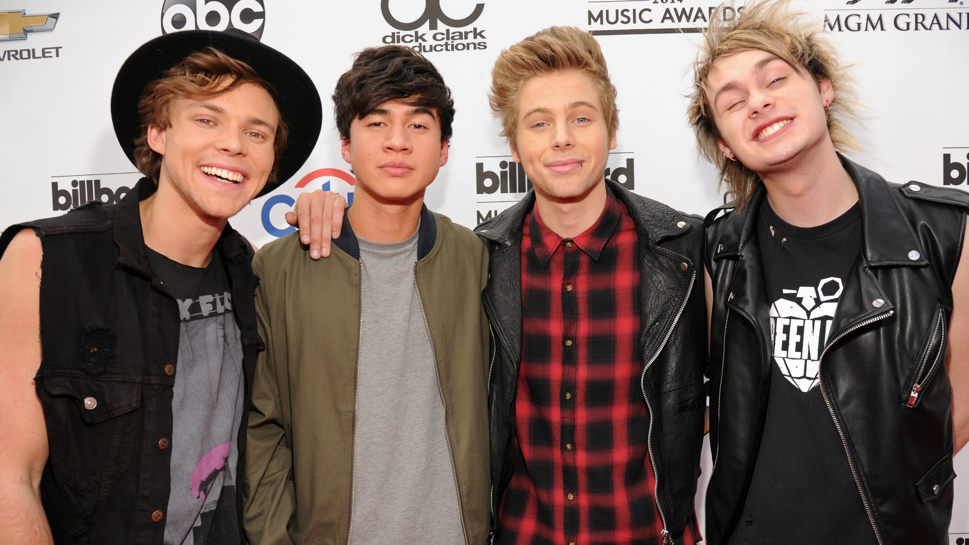 Seconds of Summer Perform on