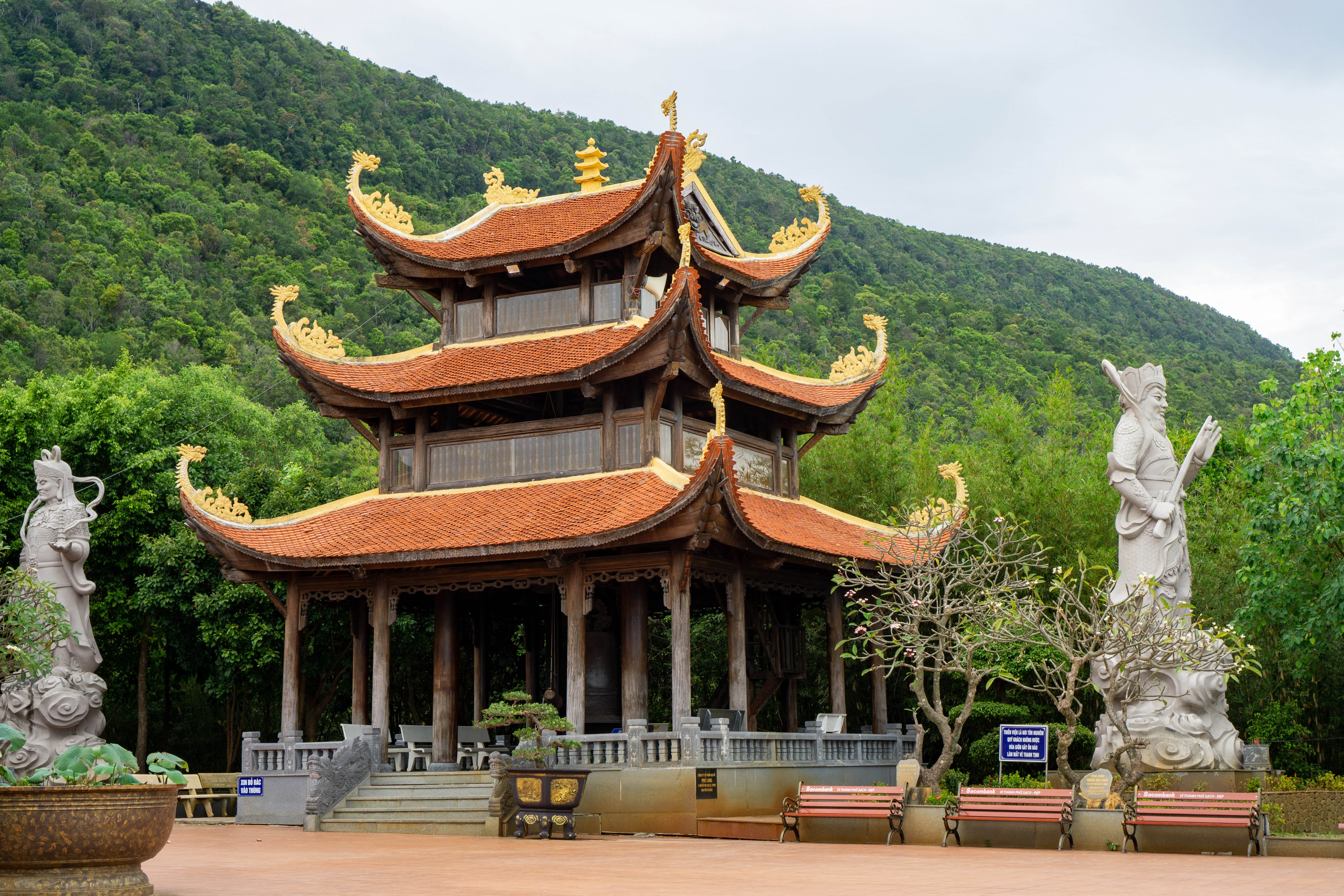 Image Vietnam Buddhist Temple Truc Lam