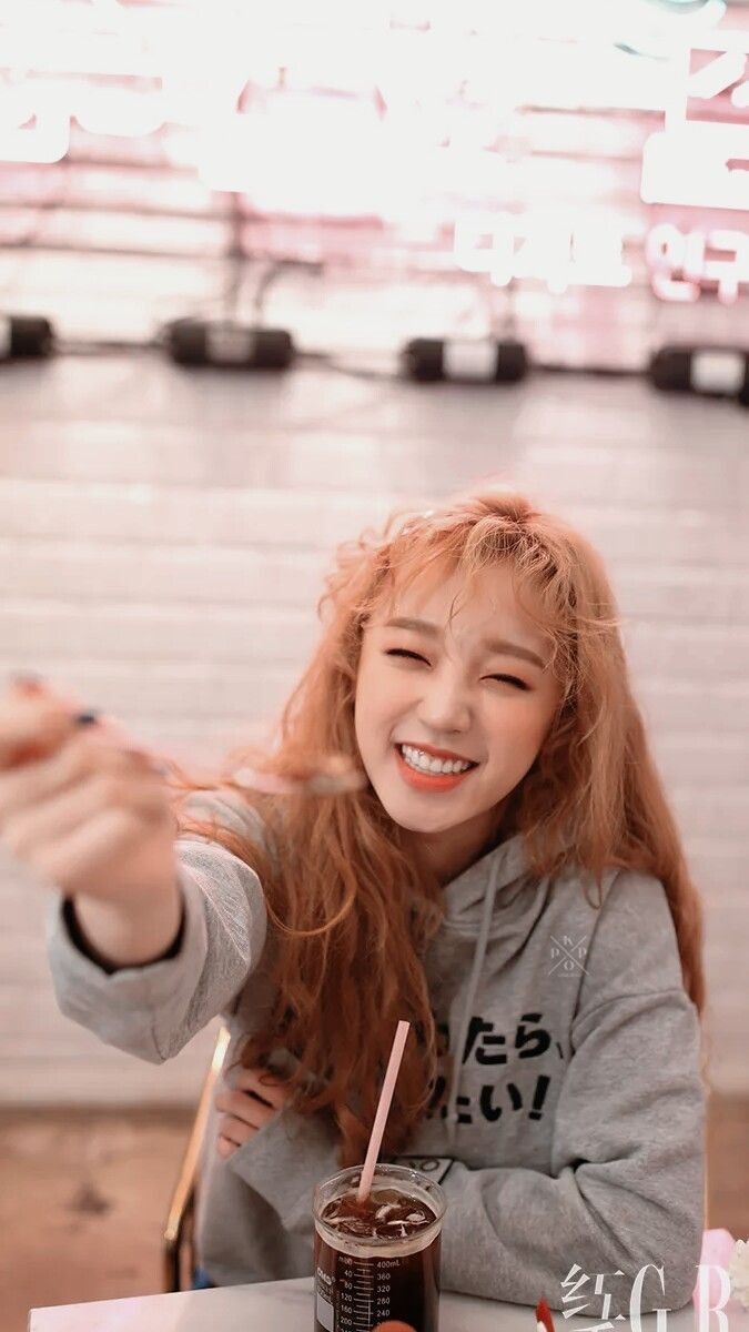 Song Yuqi + Wallpaper